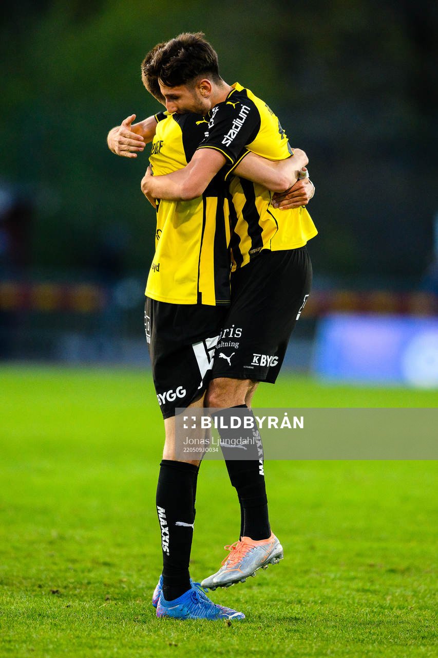 Häckens Alexander Jeremejeff och Filip Trpcevski jublar