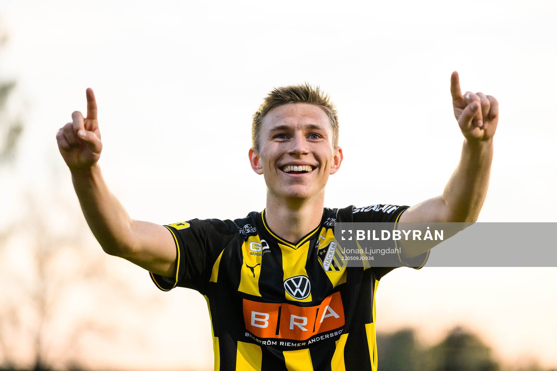 Häckens Kristoffer Lund Hansen  jublar efter fotbollsmatchen i Allsvenskan mellan Värnamo och Häcken den 9 maj 2022 i Värnamo. 