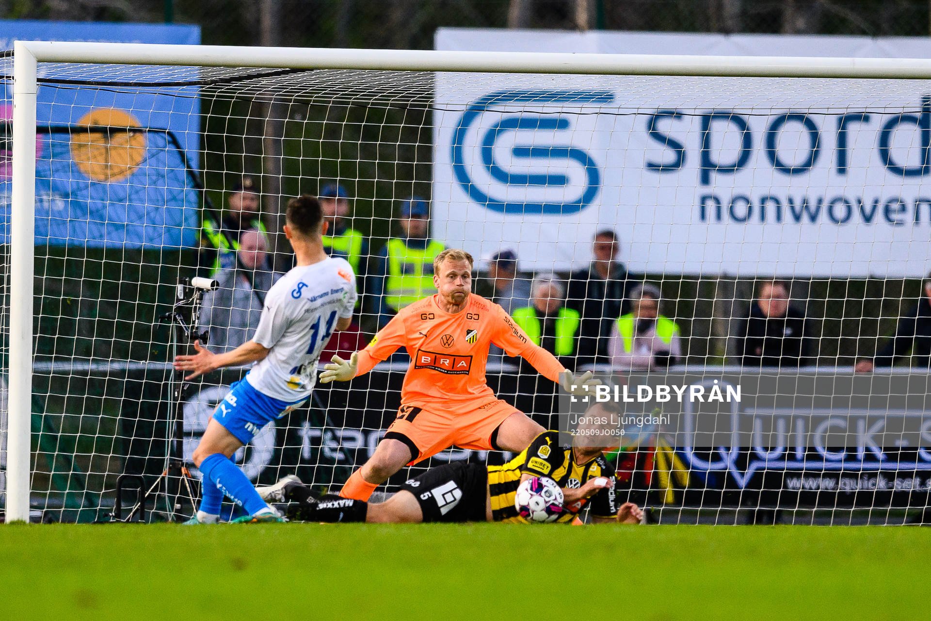 Häckens målvakt Peter Abrahamsson och Even Hovland när Värnamos Marcus Antonsson oroar framför mål under fotbollsmatchen i Allsvenskan mellan Värnamo och Häcken den 9 maj 2022 i Värnamo.