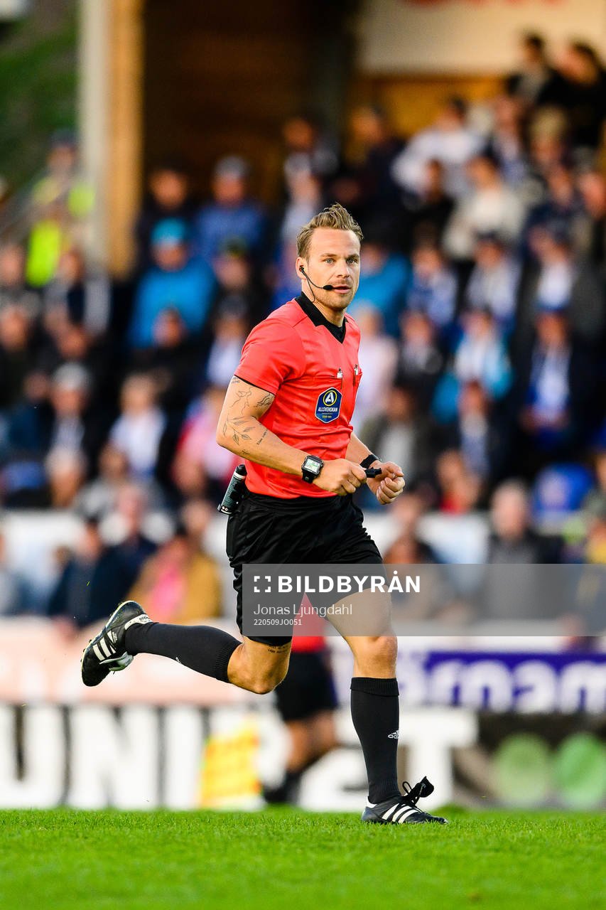 Domare Kristoffer Karlssonunder fotbollsmatchen i