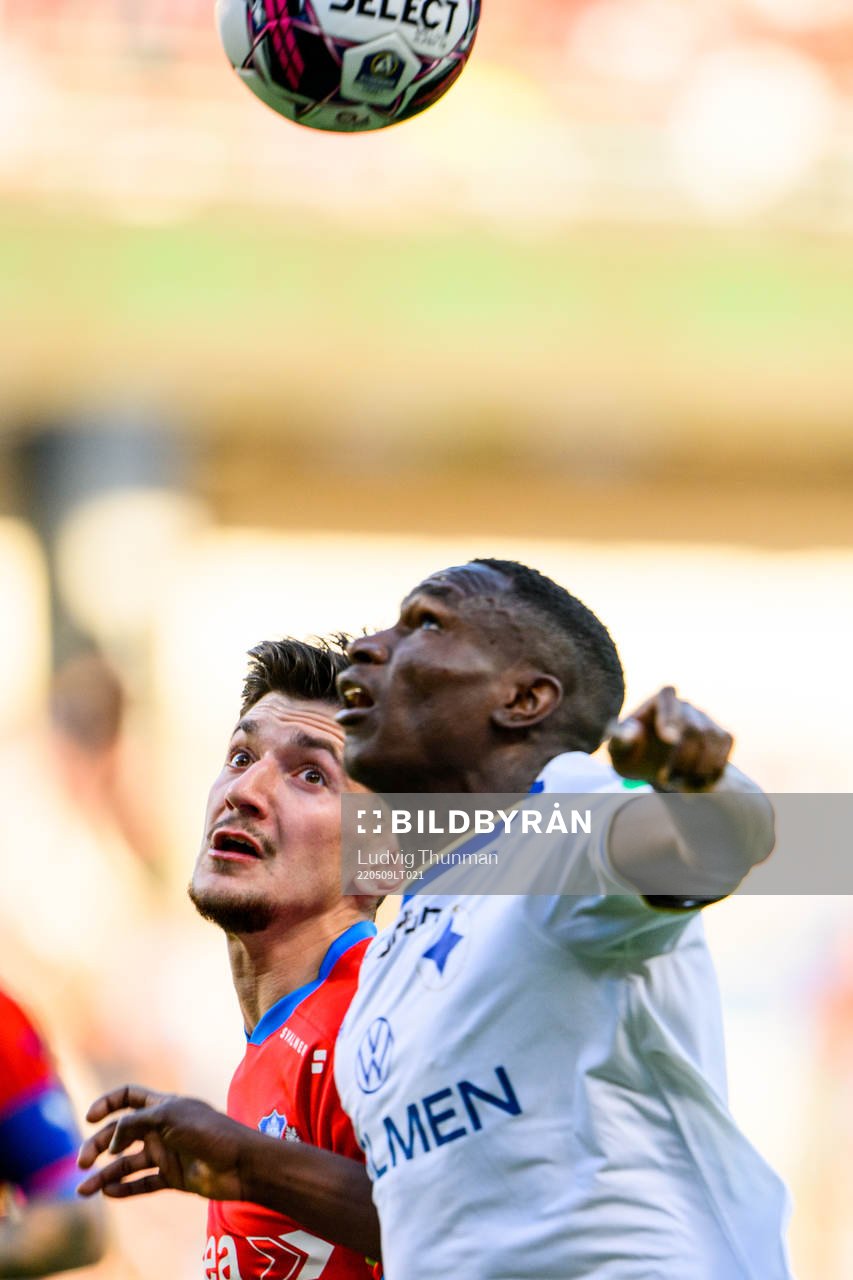 Helsingborgs Armin Gigovic och IFK Norrköpings Godswill Ekpolo under fotbollsmatchen i Allsvenskan mellan Helsingborg och IFK Norrköping den 9 maj 2022 i Helsingborg.