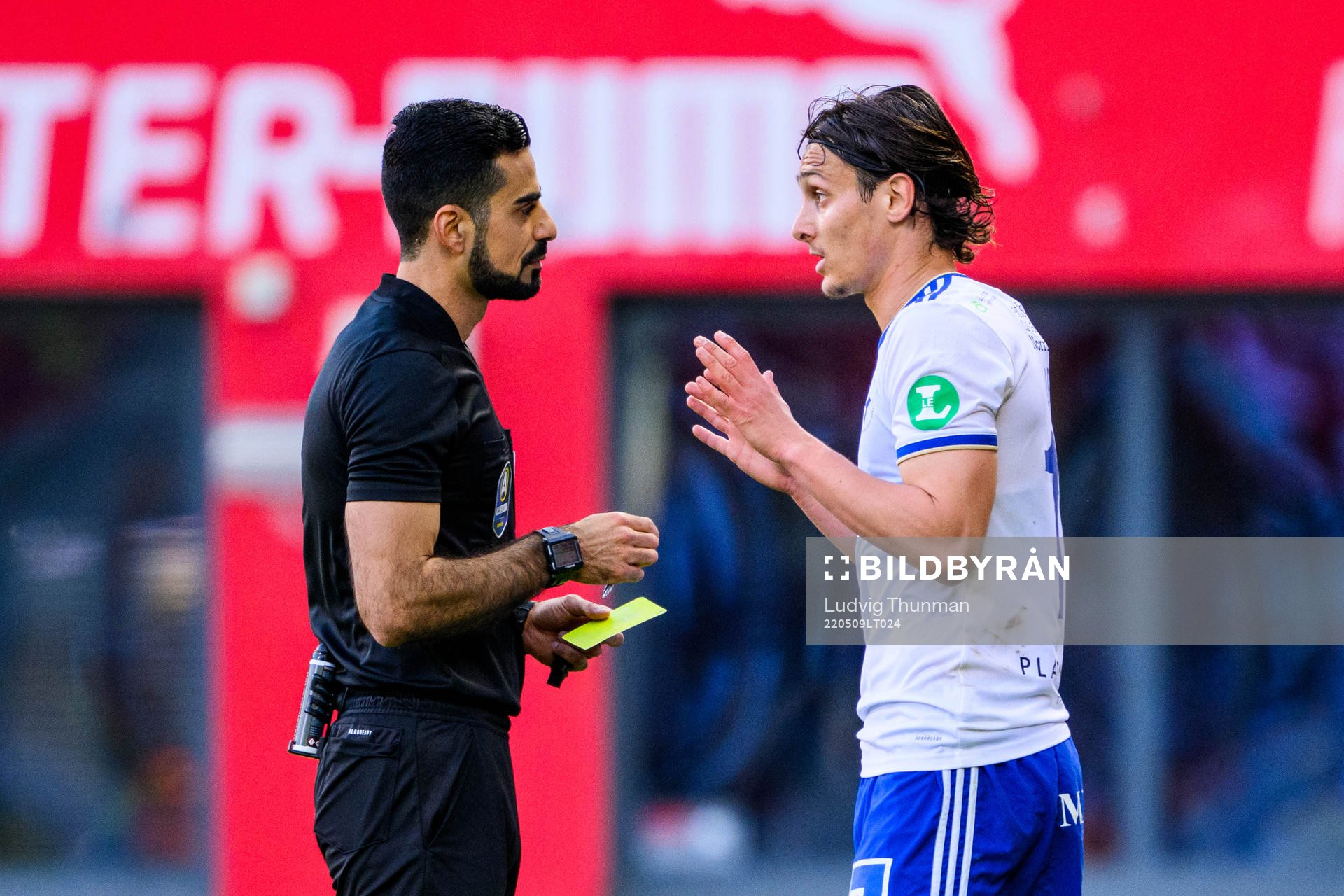 Domare Mohammed Al-Hakim i diskussion med IFK Norrköpings