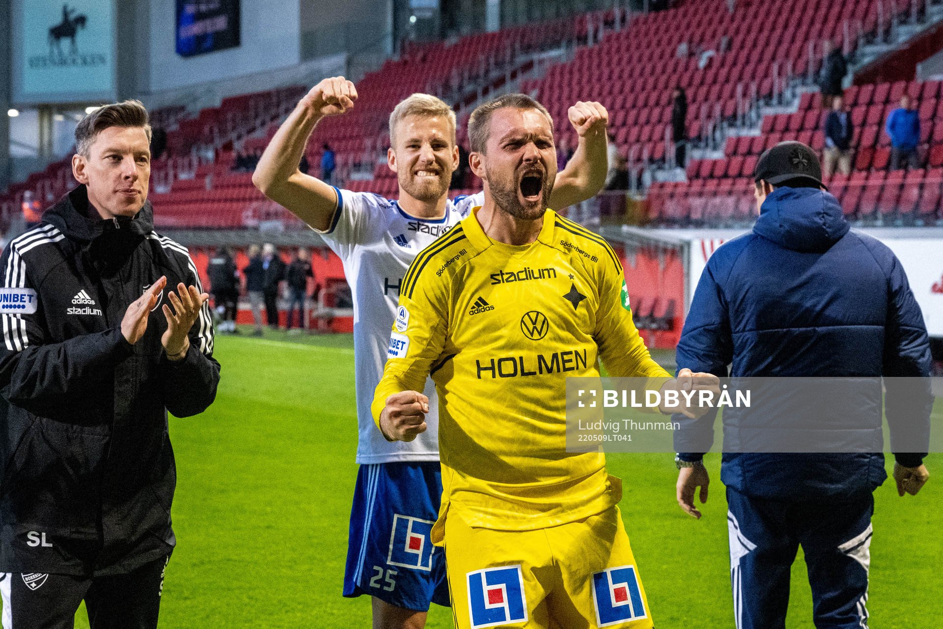 IFK Norrköpings målvakt Oscar Jansson jublar