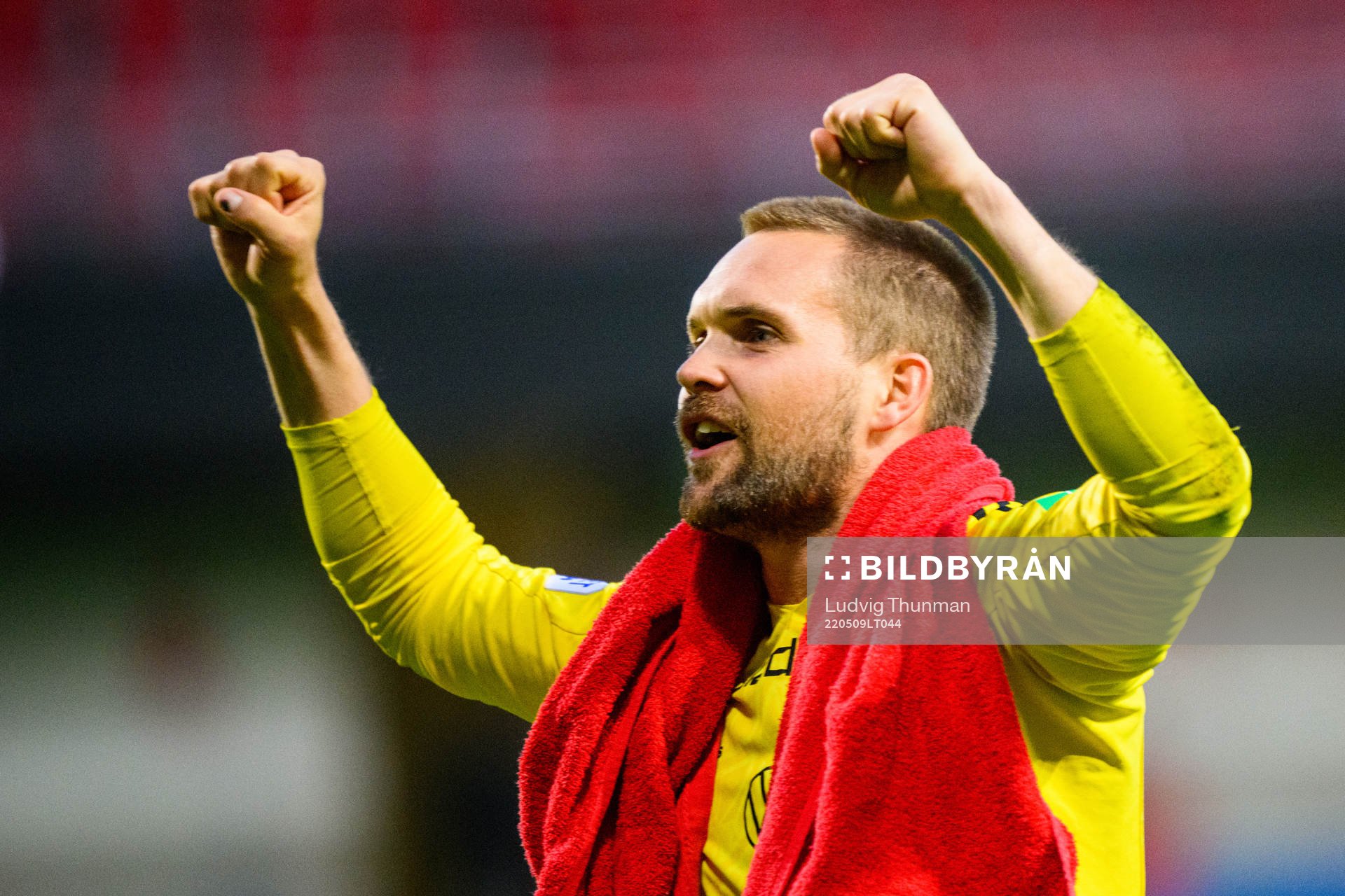 IFK Norrköpings målvakt Oscar Jansson jublar med klacken
