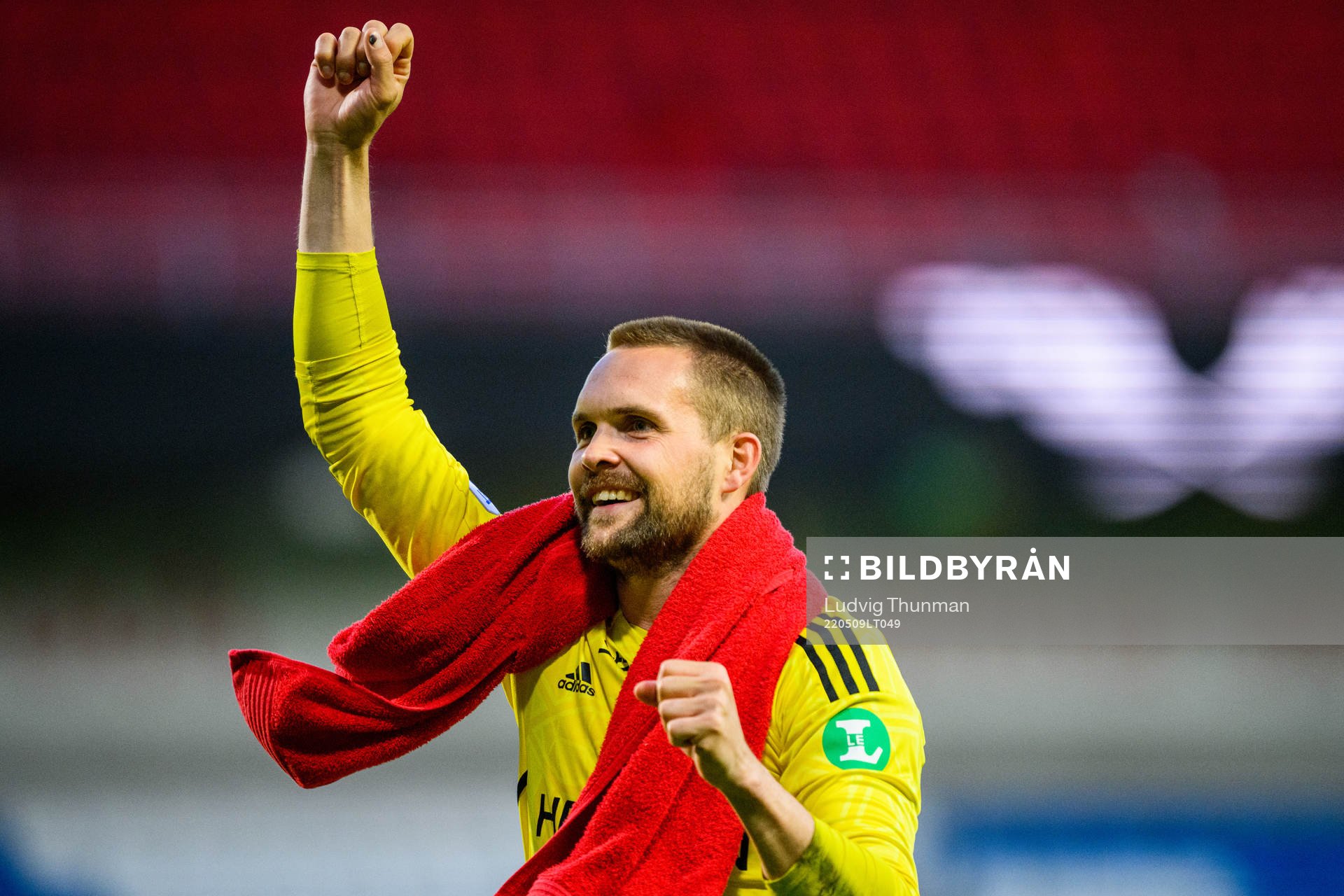 IFK Norrköpings målvakt Oscar Jansson jublar med klacken