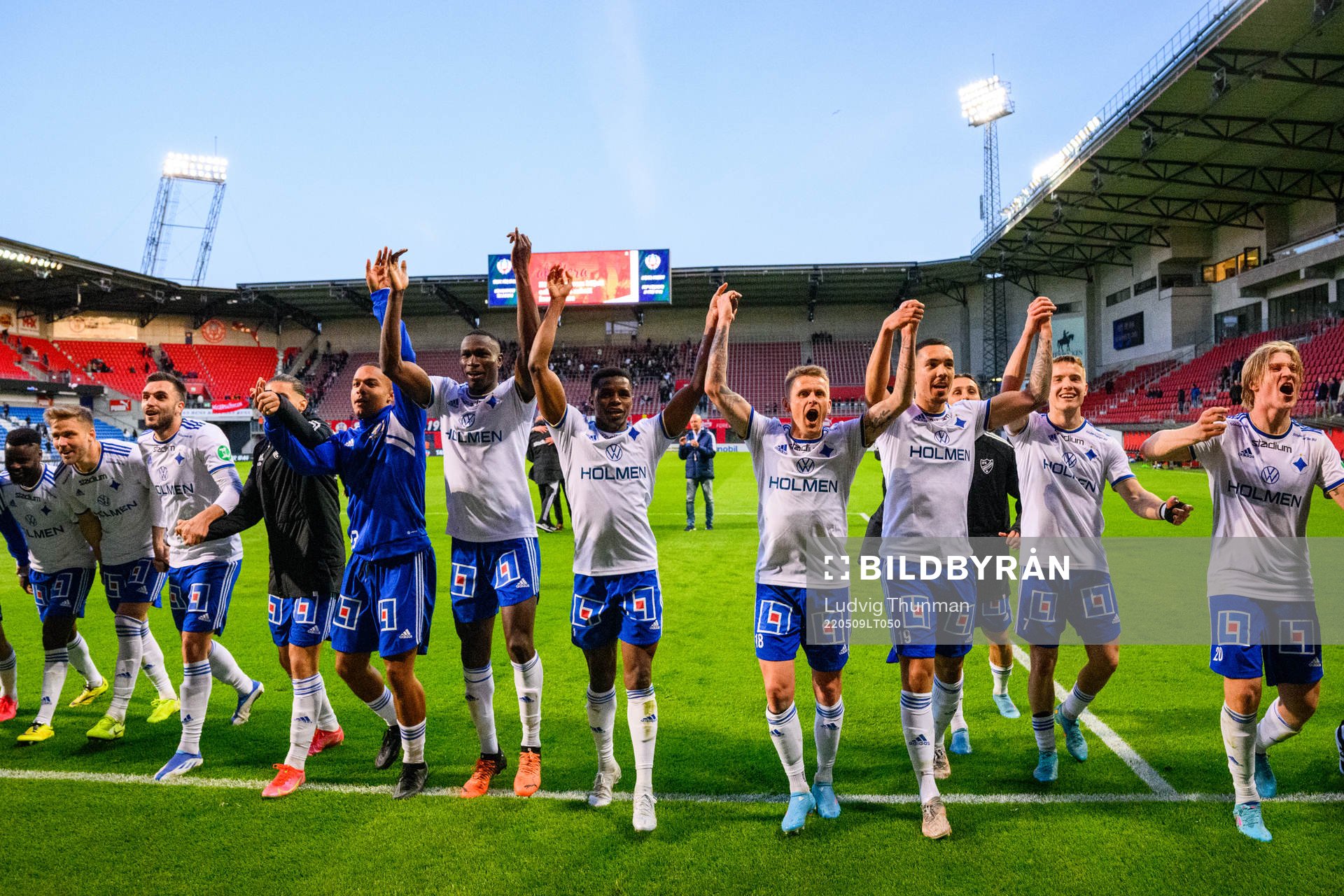 IFK Norrköpings spelar jublar mot den tillresta publiken efter fotbollsmatchen i Allsvenskan mellan Helsingborg och IFK Norrköping den 9 maj 2022 i Helsingborg.