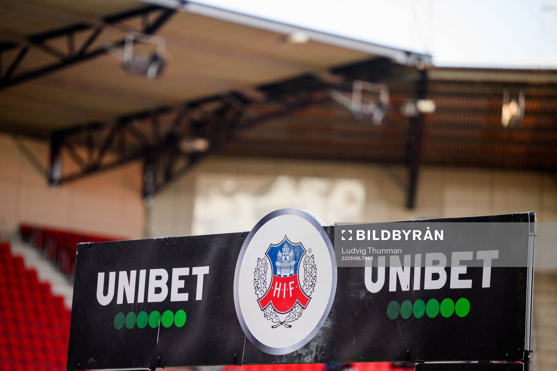 En skylt för spelbolaget Unibet med Helsingborgs logotype