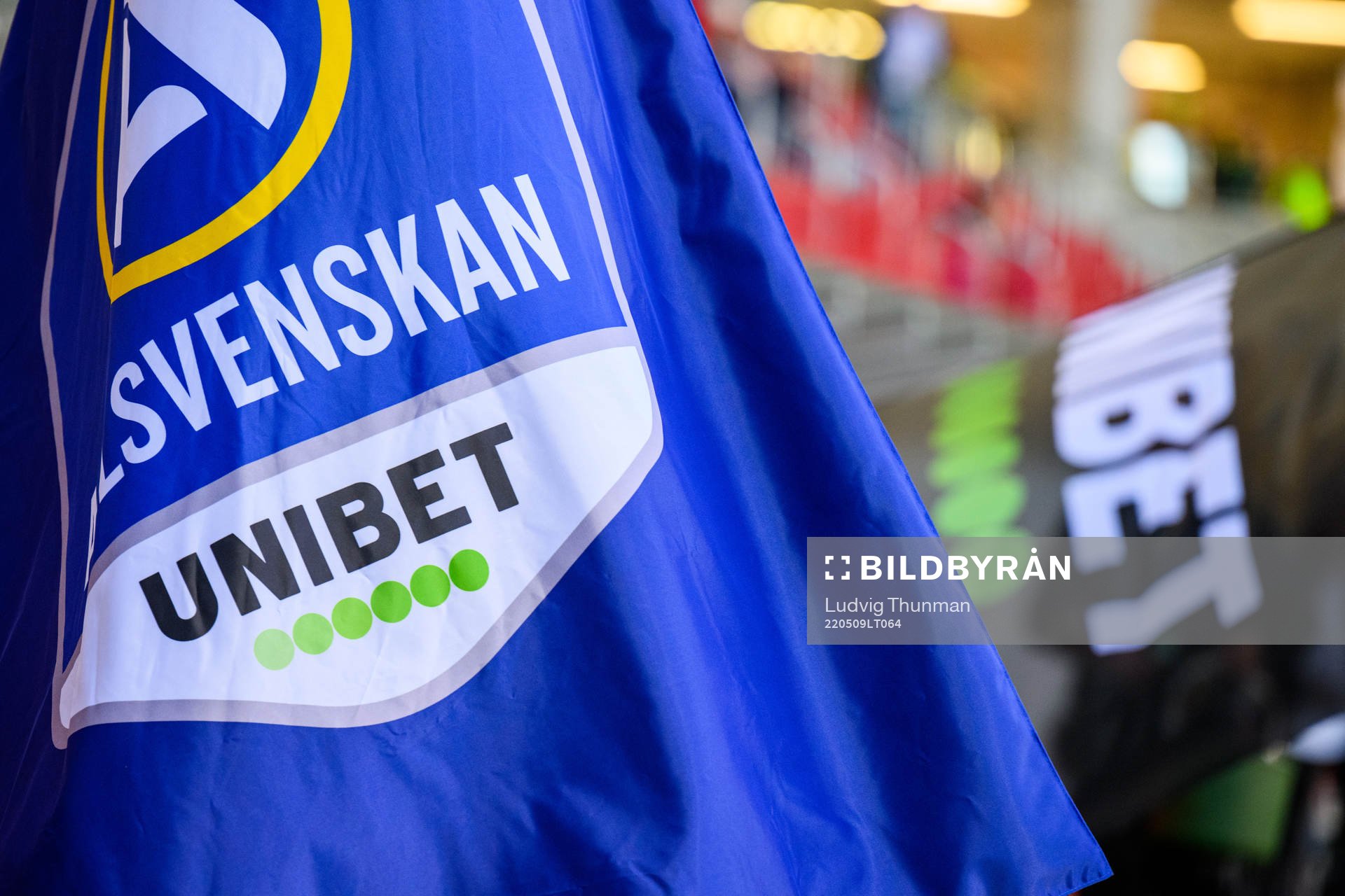 Flaggor med logotyper för Allsvenskan och Unibet