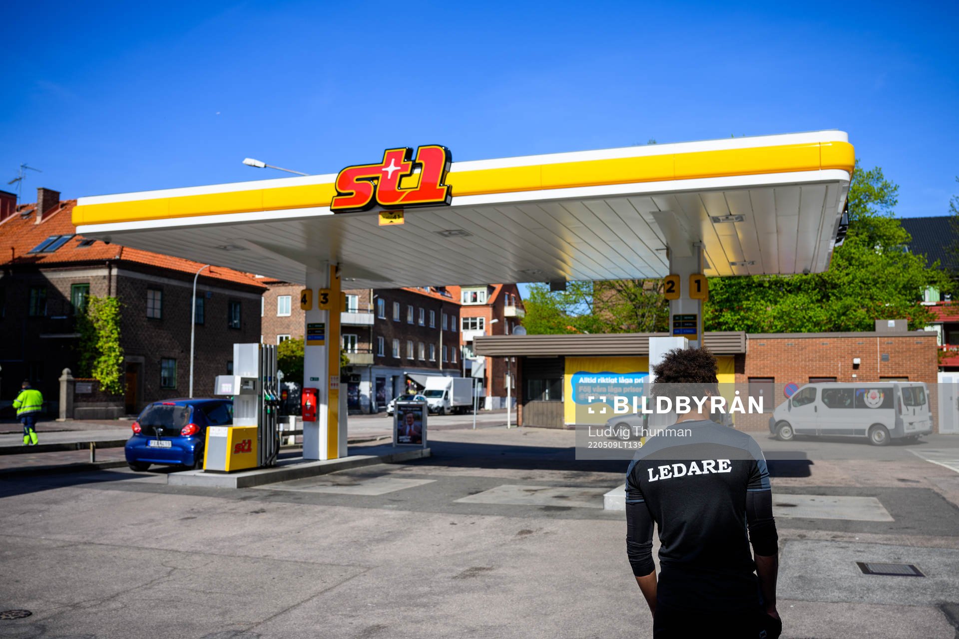 Grundaren David Thulin väntar på några eftersläntrare som ska få skjuts till träningen under en fotografering med Helsingborg City FC den 9 maj 2022 i Helsingborg.