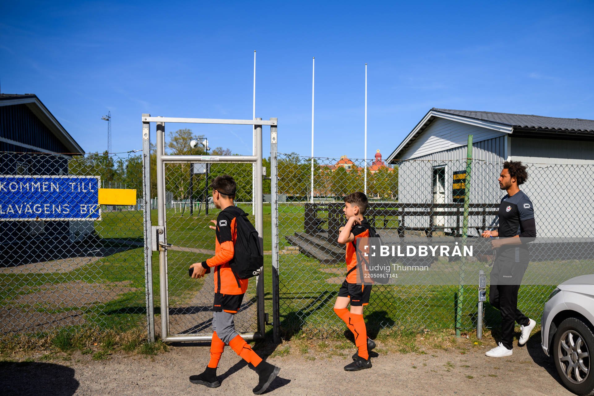 Grundaren David Thulin på väg in till träningsplanen med två spelare under en fotografering med Helsingborg City FC den 9 maj 2022 i Helsingborg.