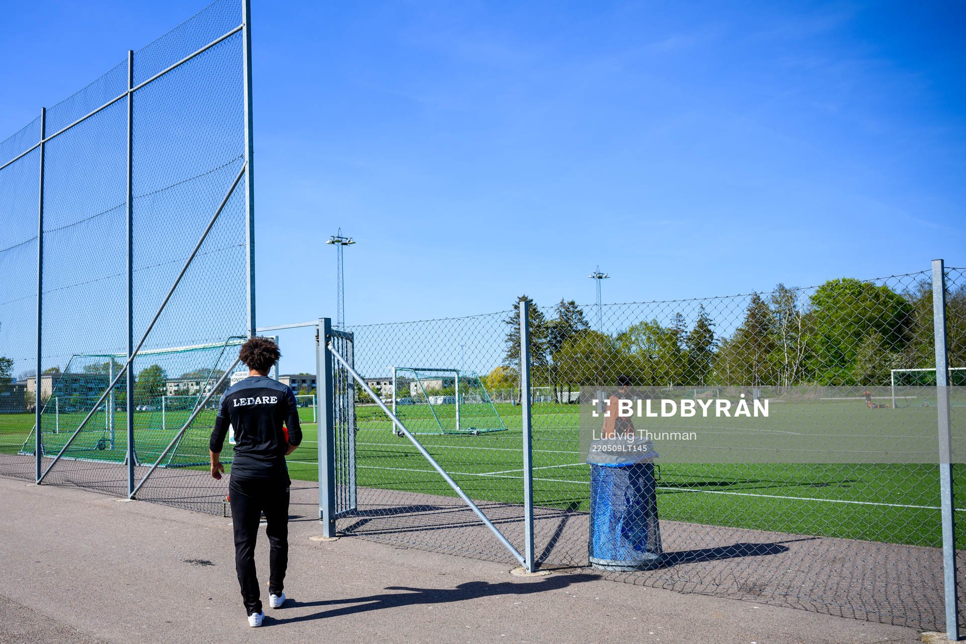 Grundaren David Thulin på väg till träningsplanen under en fotografering med Helsingborg City FC den 9 maj 2022 i Helsingborg. 