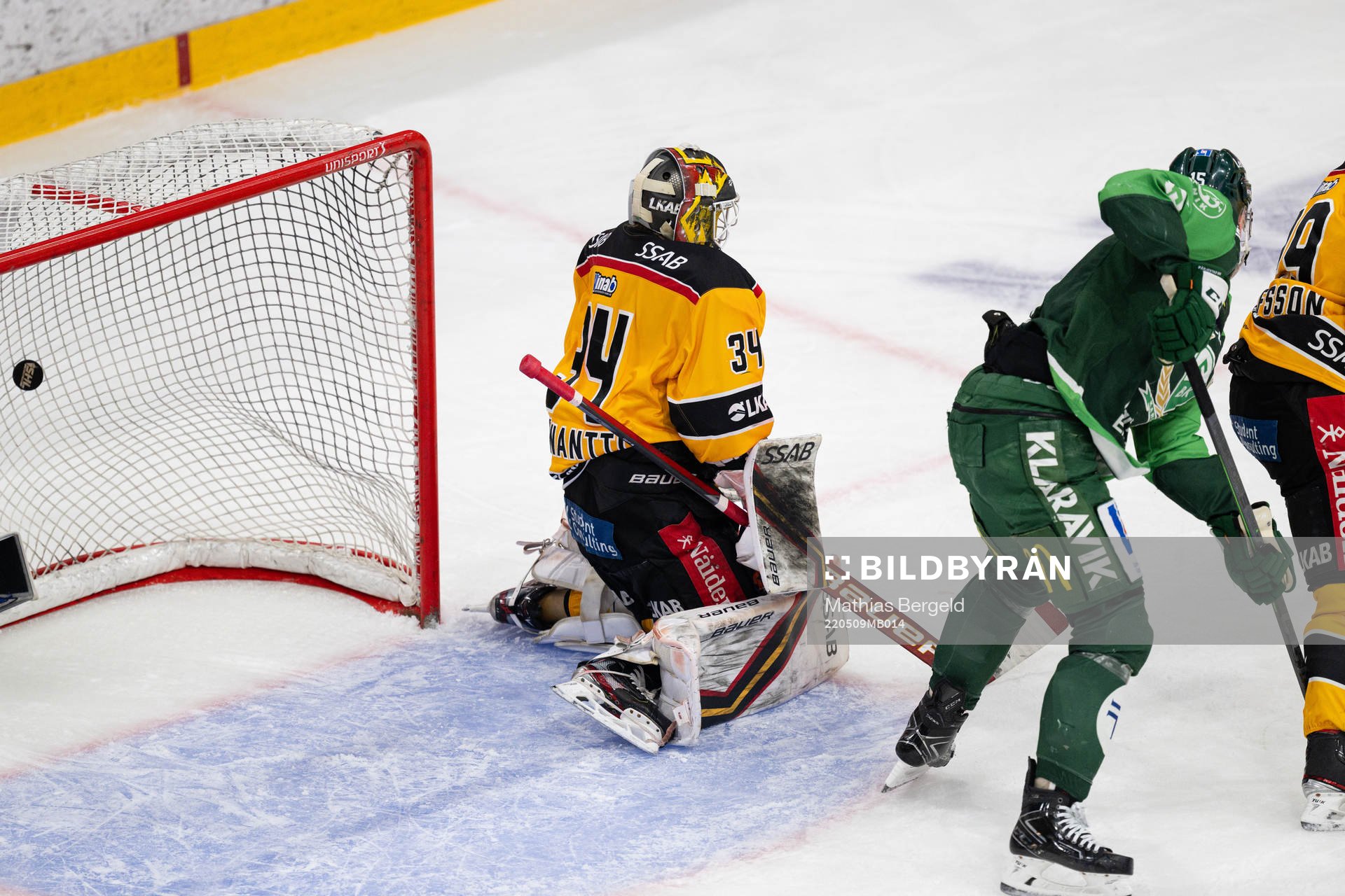 Färjestads Theodor Lennström, ej i bild, gör 1-0 bakom