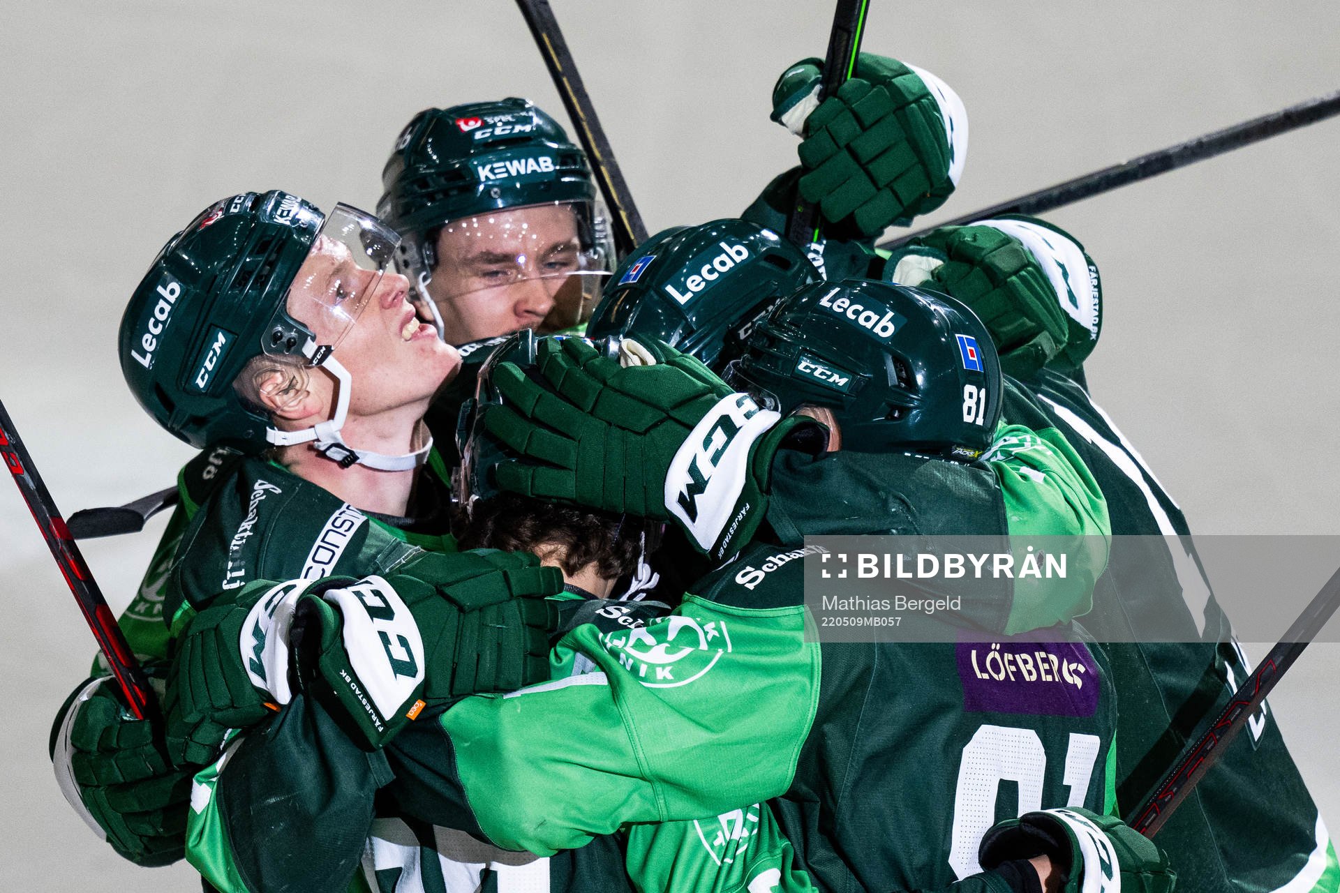 Färjestads Theodor Lennström jublar med Gustav Rydahl och