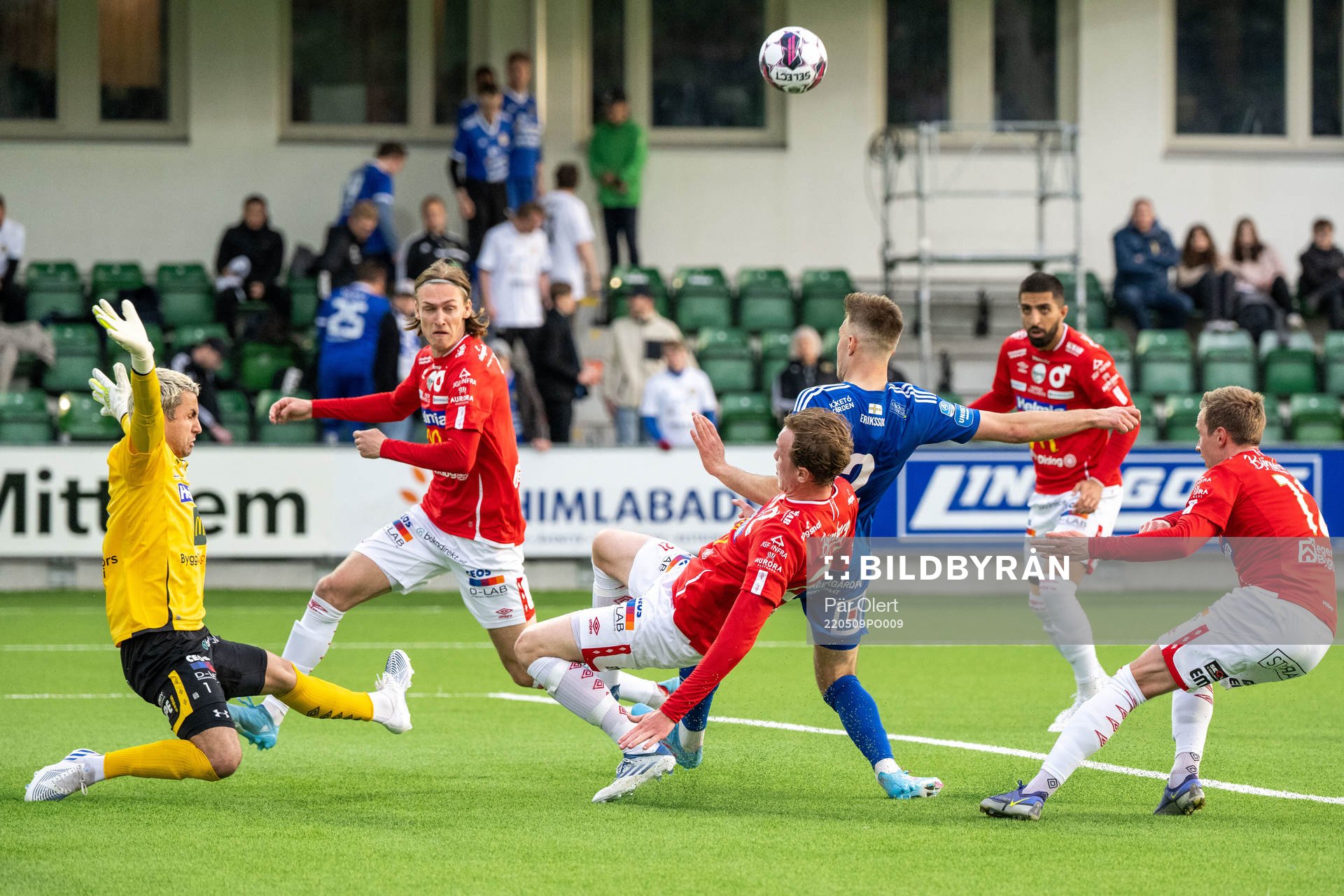 Degerfors målvakt Alfie Malik Whiteman och Adam Carlén