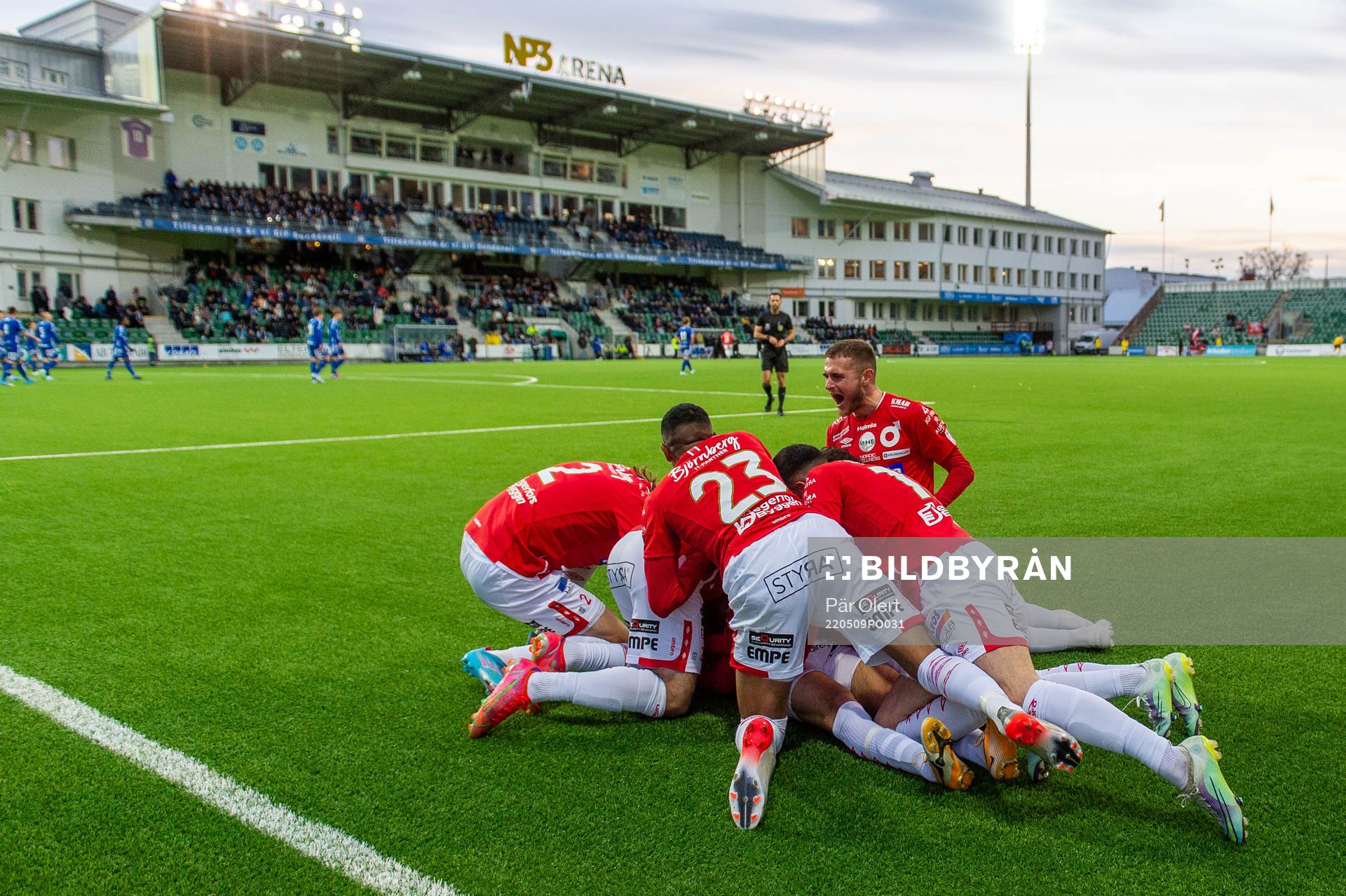 Degerfors spelare jublar