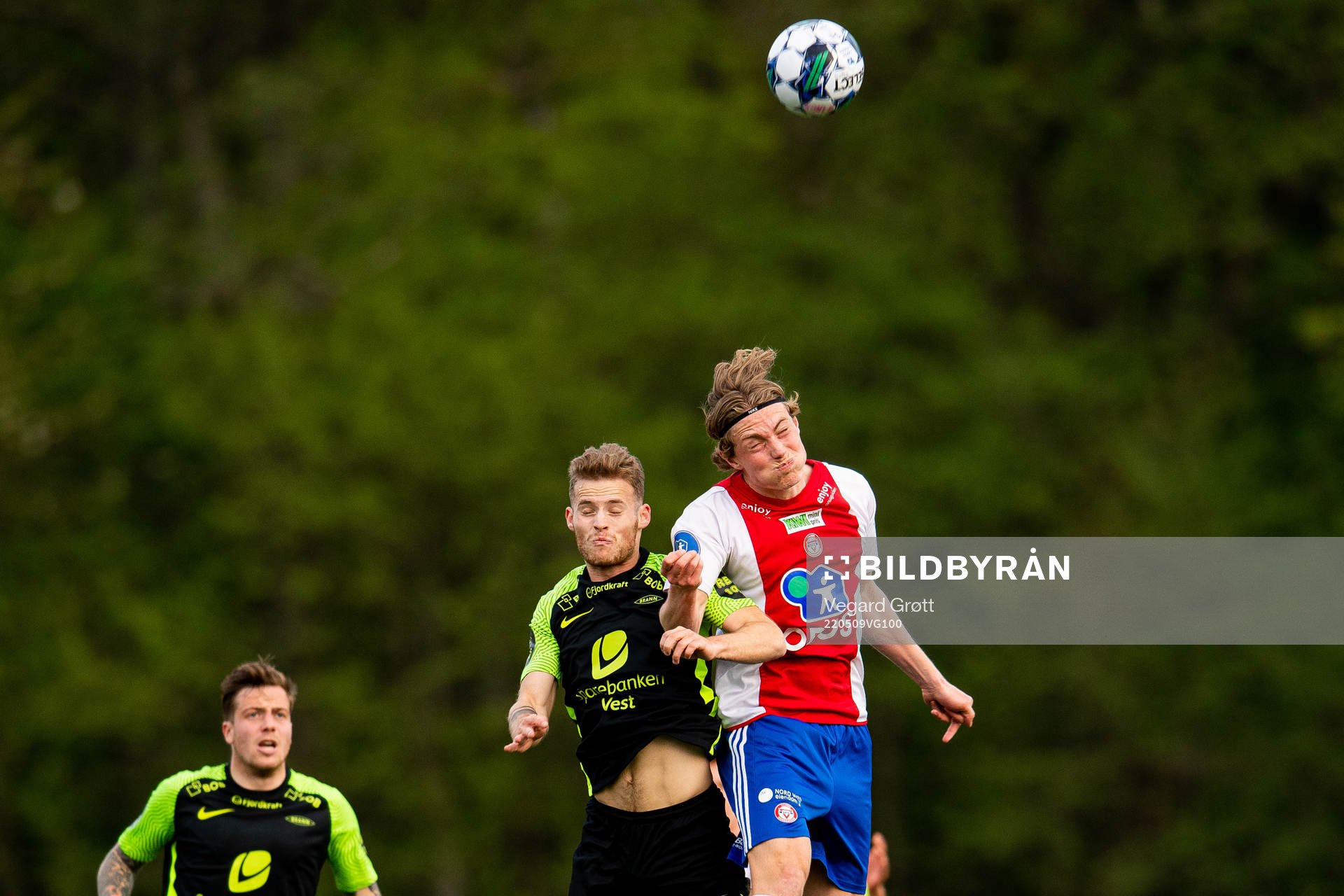 Ole Didrik Blomberg of Brann and Tore André Sørås of KFUM