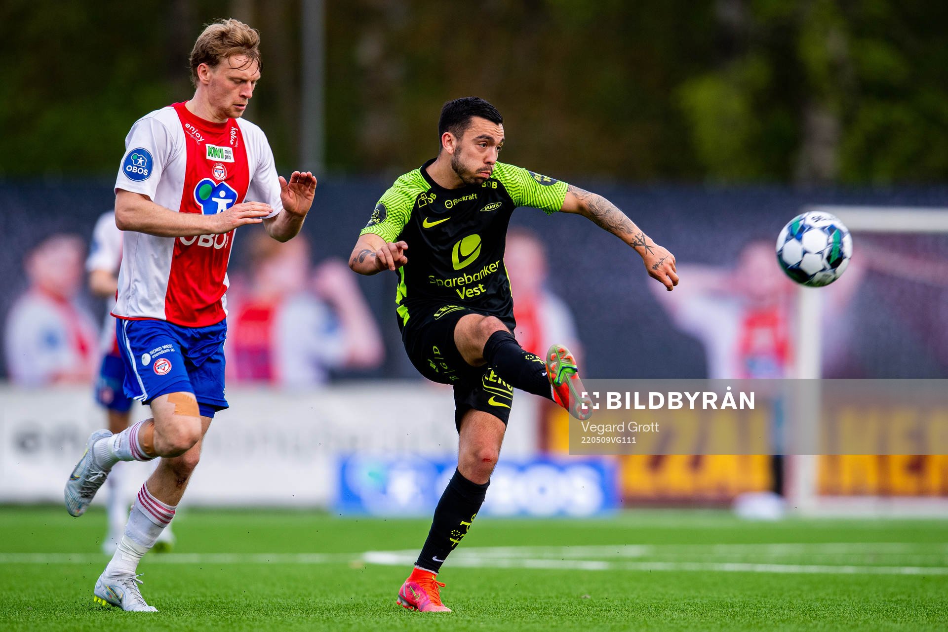 Robin Gravli Rasch of KFUM and Niklas Castro of Brann