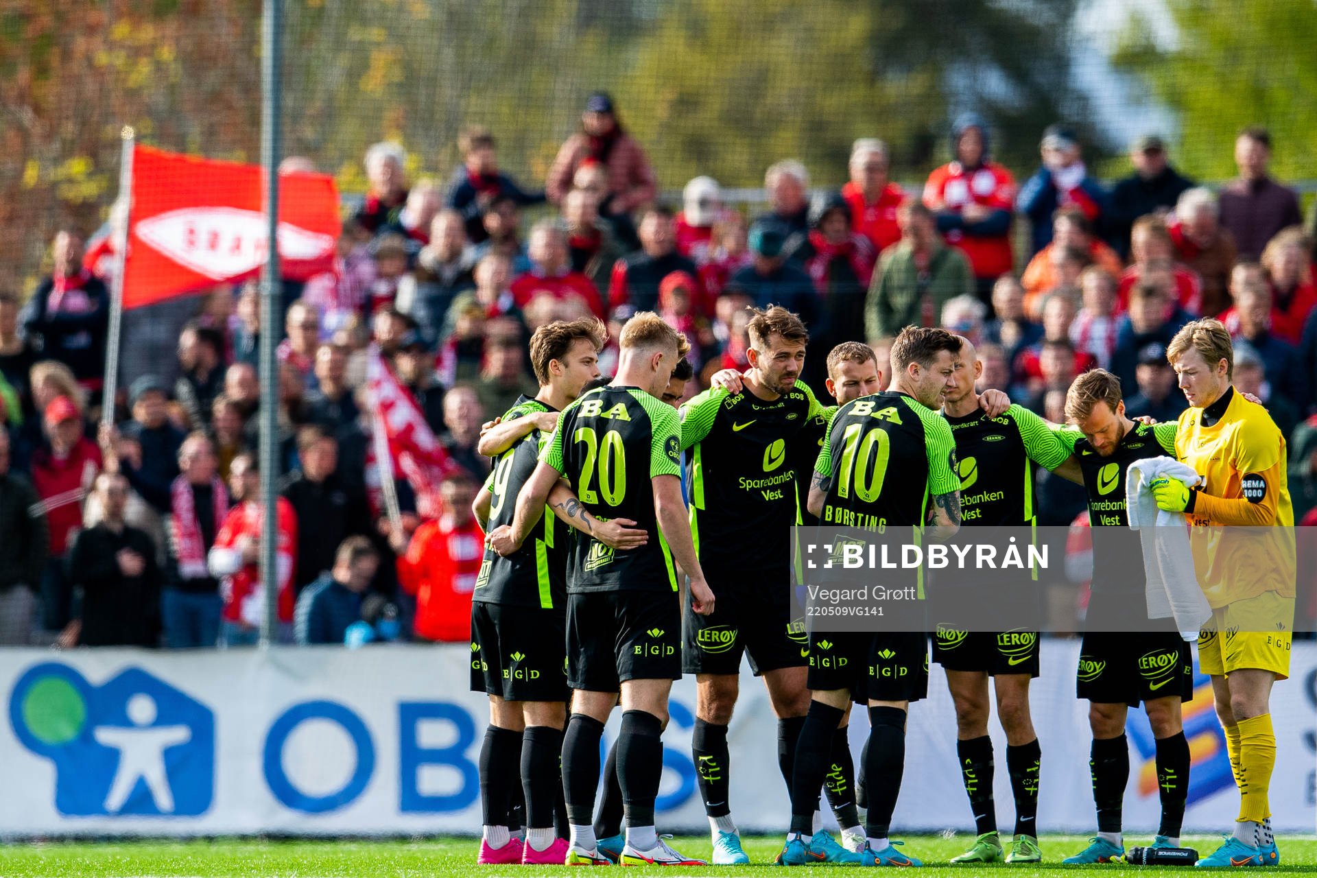 Fredrik Pallesen Knudsen and players of Brann