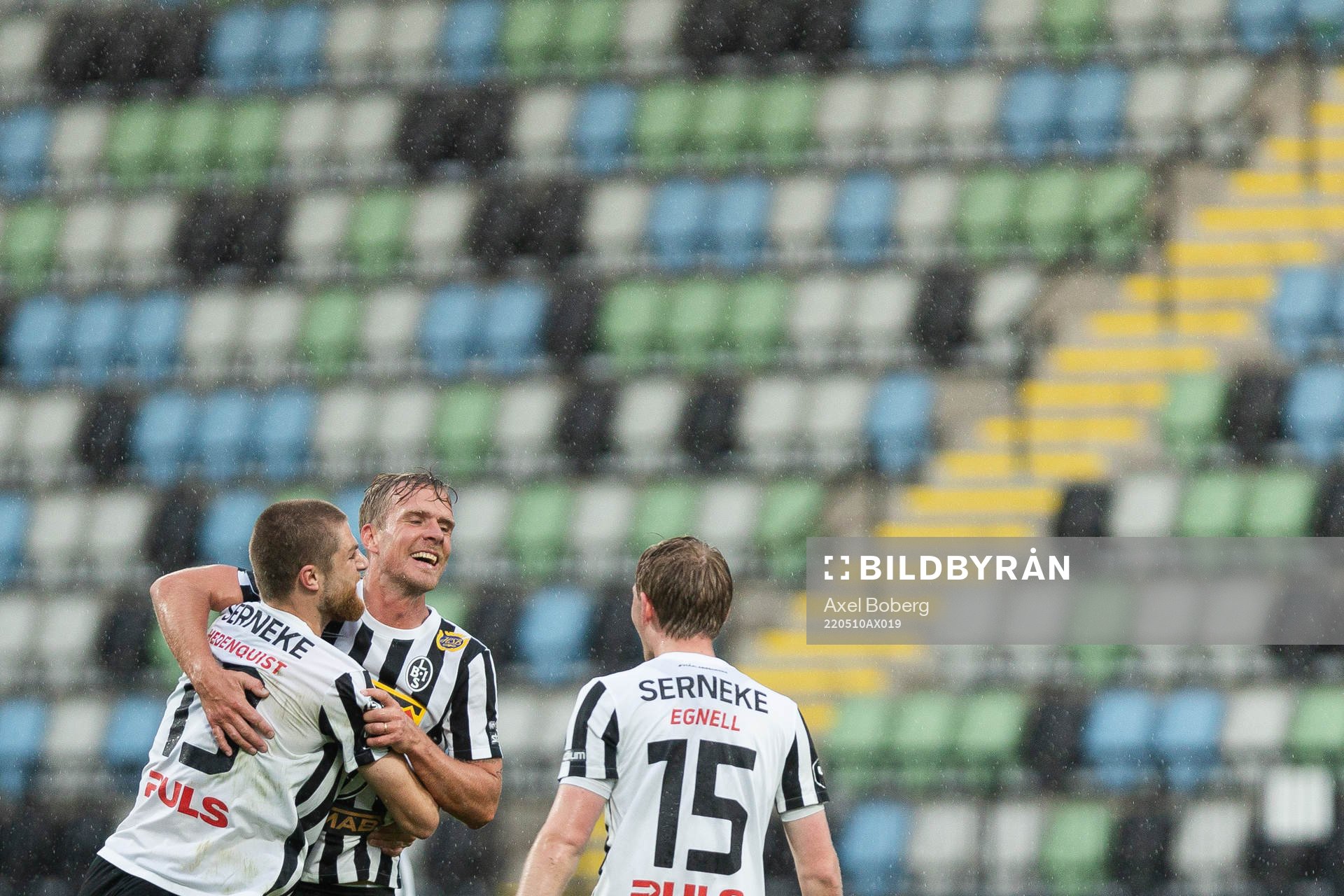 Landskronas Linus R Olsson jublar med Erik Hedenquist och Adam Egnell efter 1-1 under fotbollsmatchen i Superettan mellan Jönköpings Södra och Landskrona den 10 maj 2022 i Jönköping.