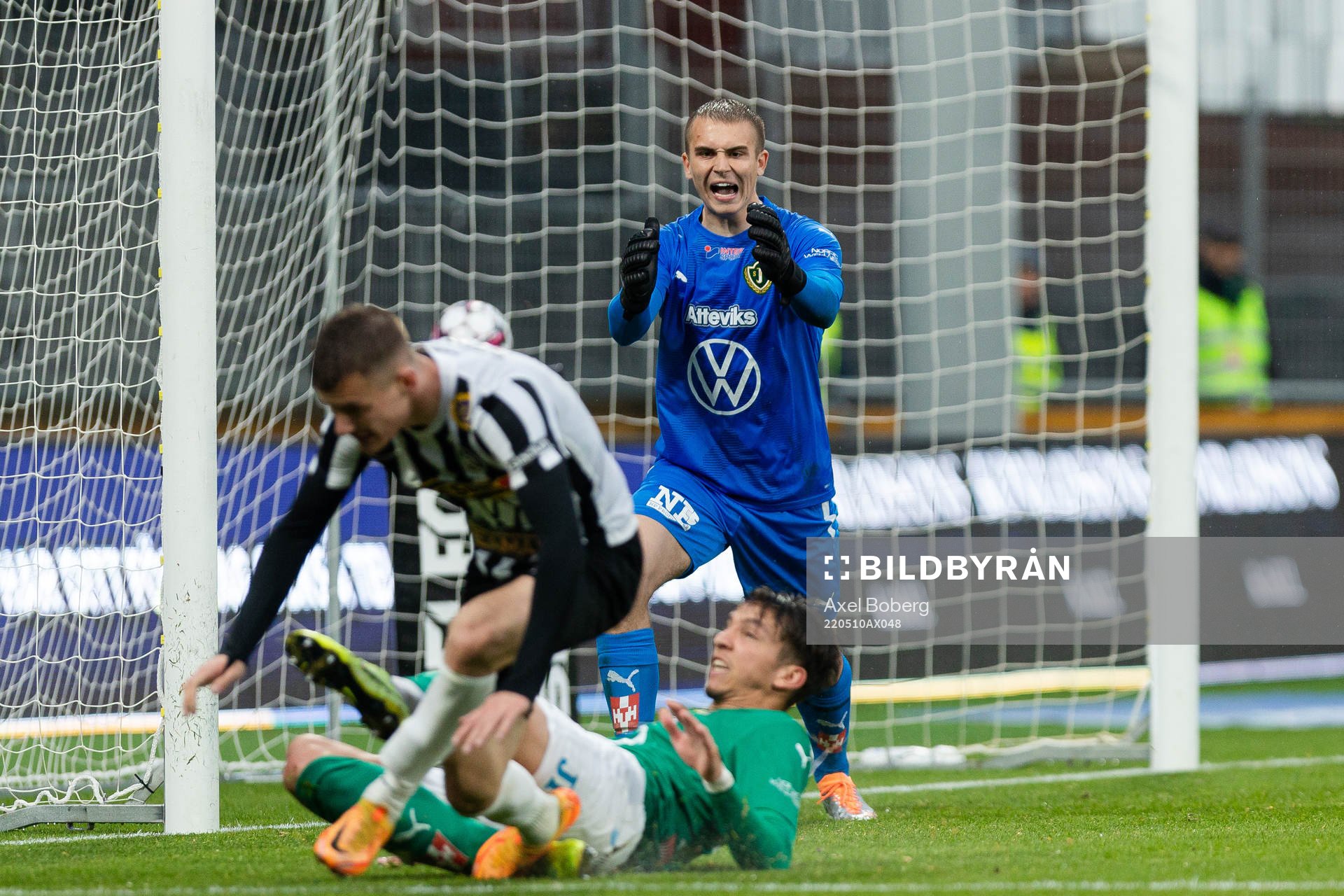 Jönköpings målvakt Felix jakobsson reagerar