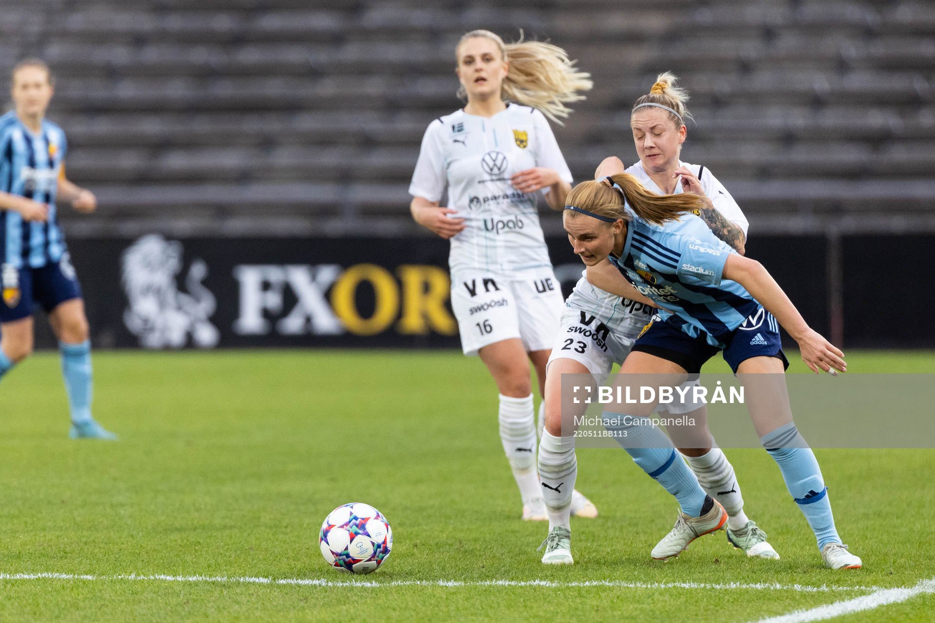Djurgårdens Kamilla Karlsen och Umeås Emma Åberg Zingmark