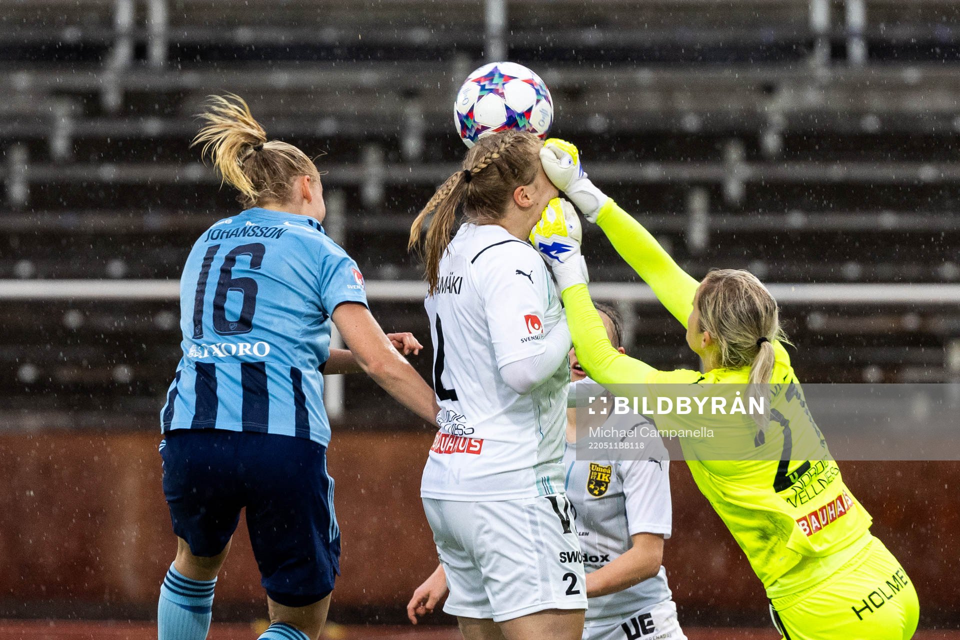 Djurgårdens StinaLisa Johansson och Umeås Erin Nayler och