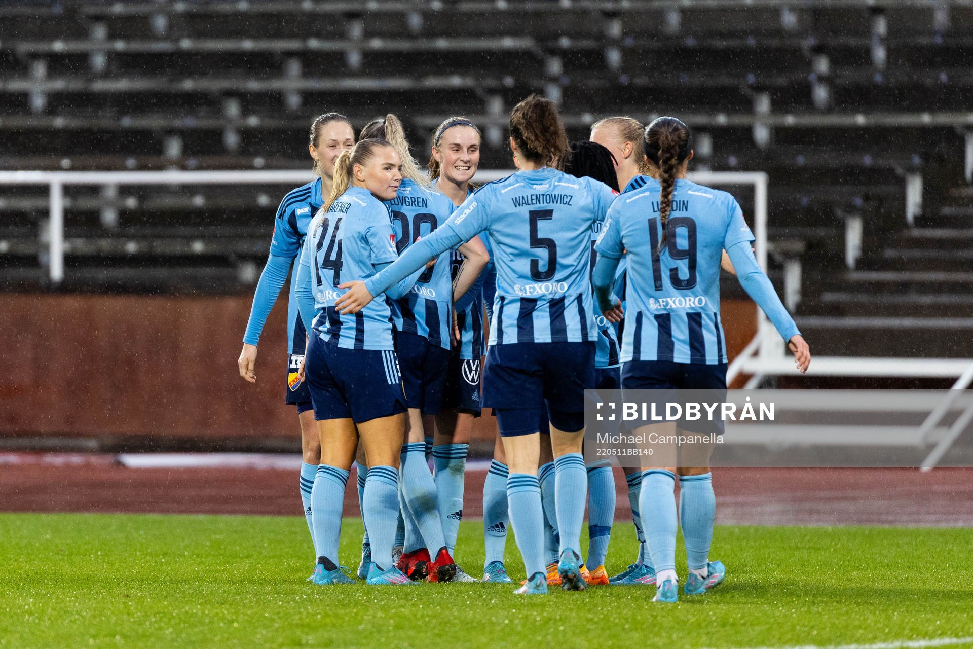 Djurgårdens spelare jublar efter 3-0 av StinaLisa Johansson under fotbollsmatchen i Damallsvenskan mellan Djurgården och Umeå den 11 maj 2022 i Stockholm.