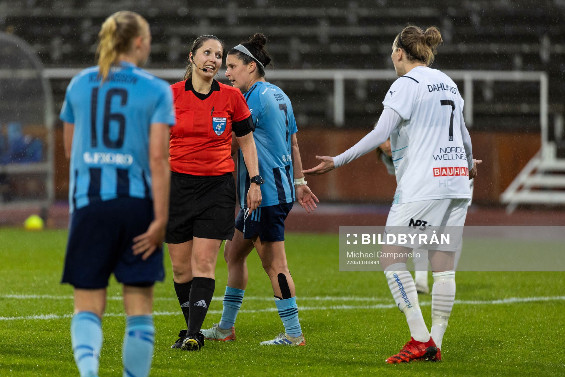 Umeås Lisa Dahlkvist och domare Ulrica Löv
