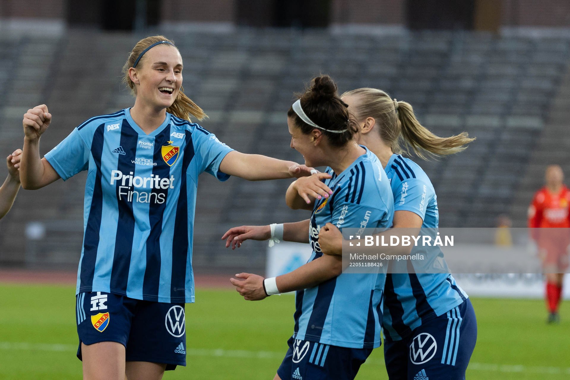 Djurgårdens Hayley Dowd och Tove Almqvist  jublar