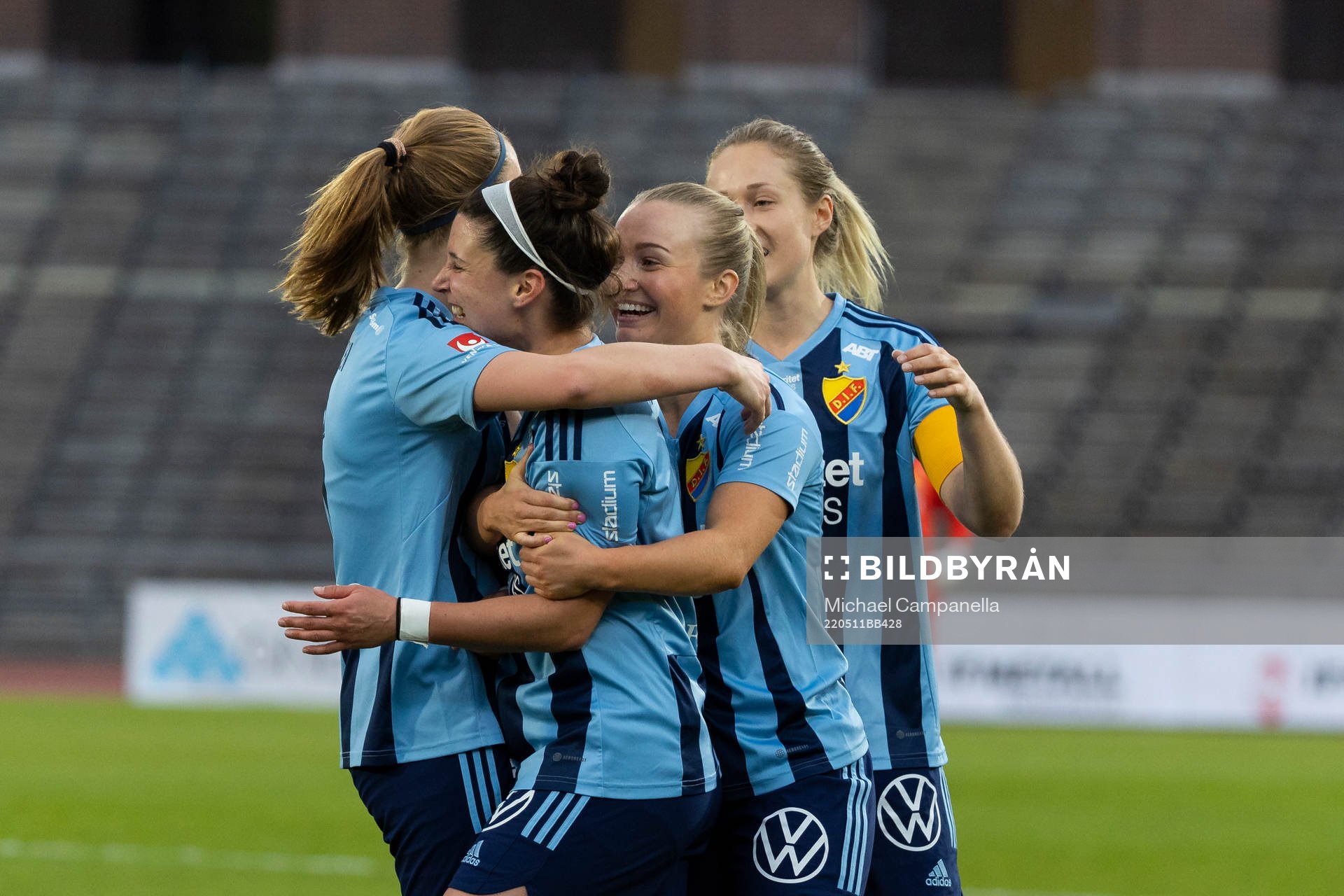 Djurgårdens Hayley Dowd jublar med lagkamrater