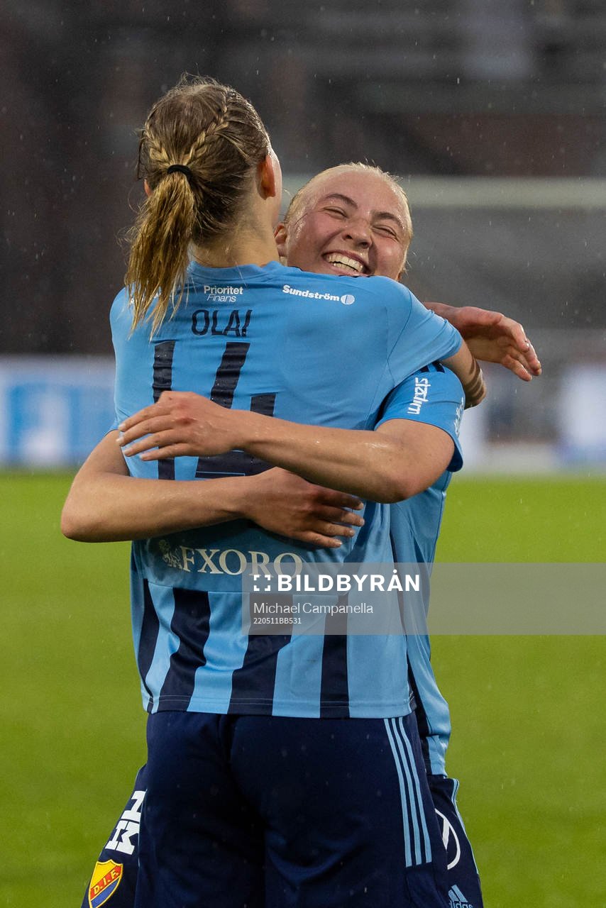 Djurgårdens Sara Olai och Stinalisa Johansson jublar
