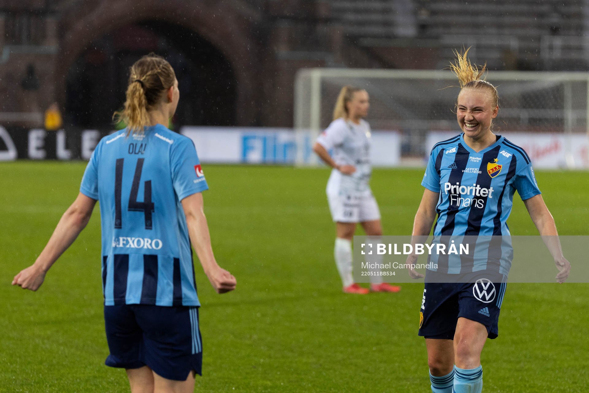 Djurgårdens Sara Olai och Stinalisa Johansson jublar
