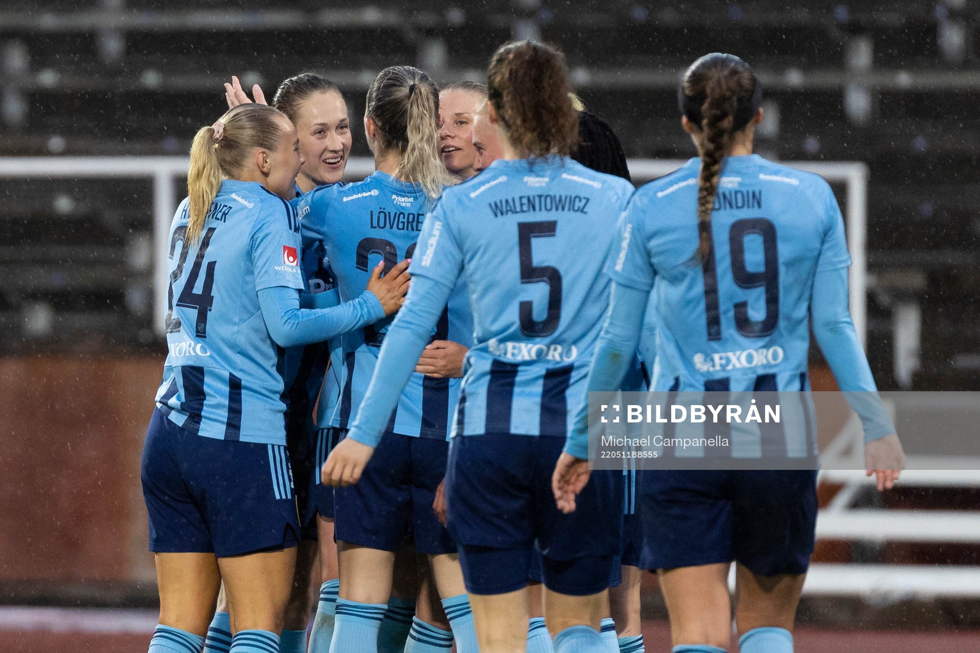 Djurgårdens spelare jublar efter 3-0 av StinaLisa Johansson under fotbollsmatchen i Damallsvenskan mellan Djurgården och Umeå den 11 maj 2022 i Stockholm. 