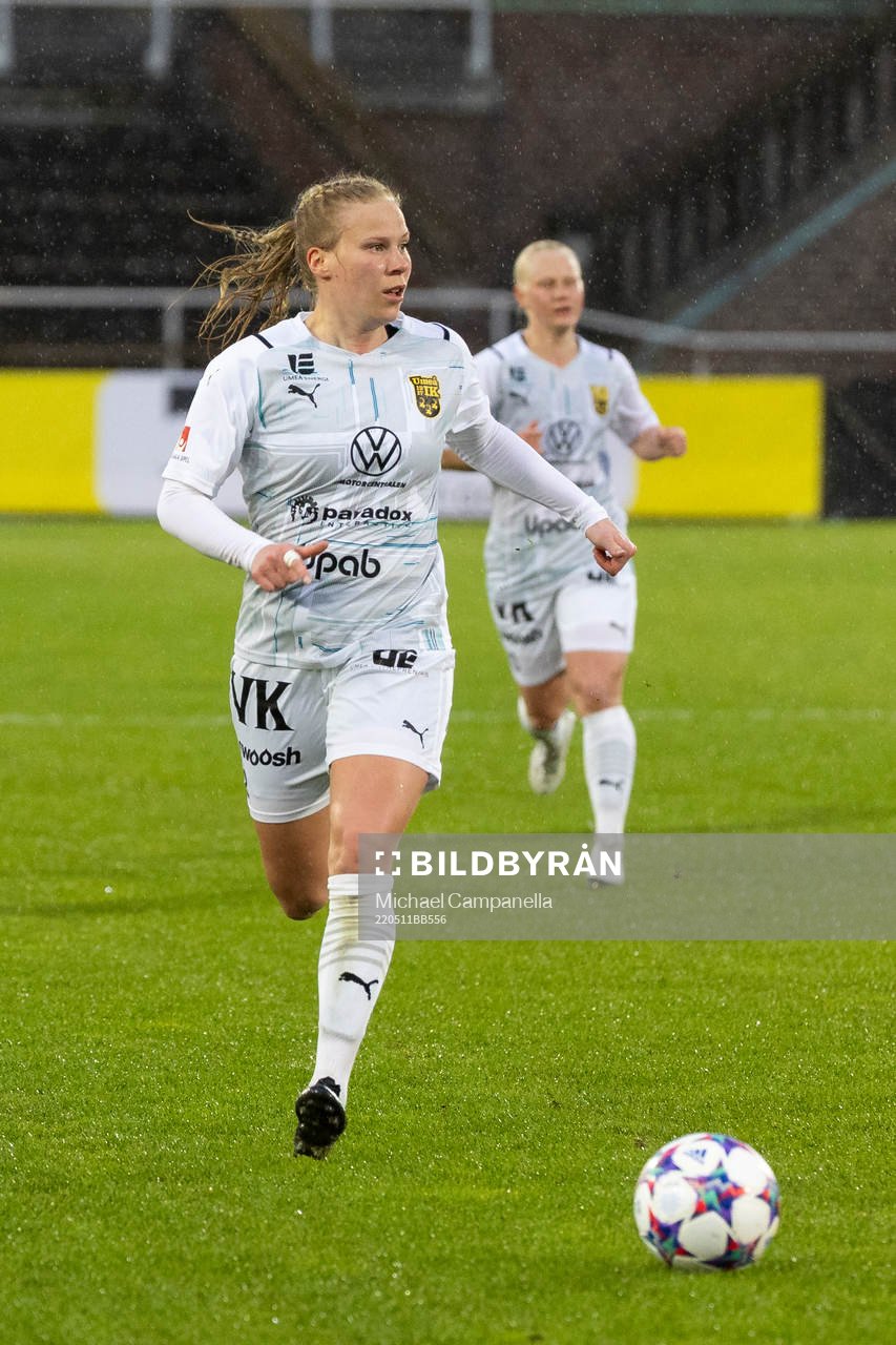 Umeås Emma Santamäki under fotbollsmatchen i Damallsvenskan mellan Djurgården och Umeå den 11 maj 2022 i Stockholm. 