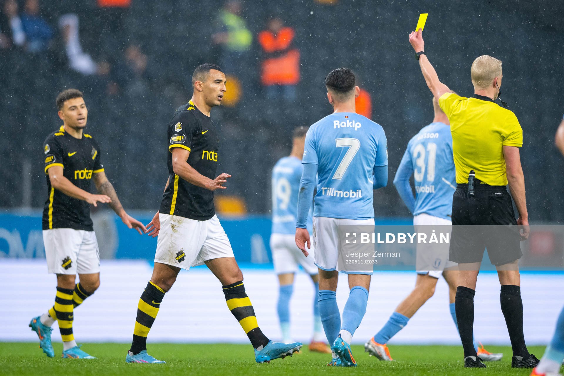 s Nabil Bahoui får gult kort av domare Adam Ladebäck
