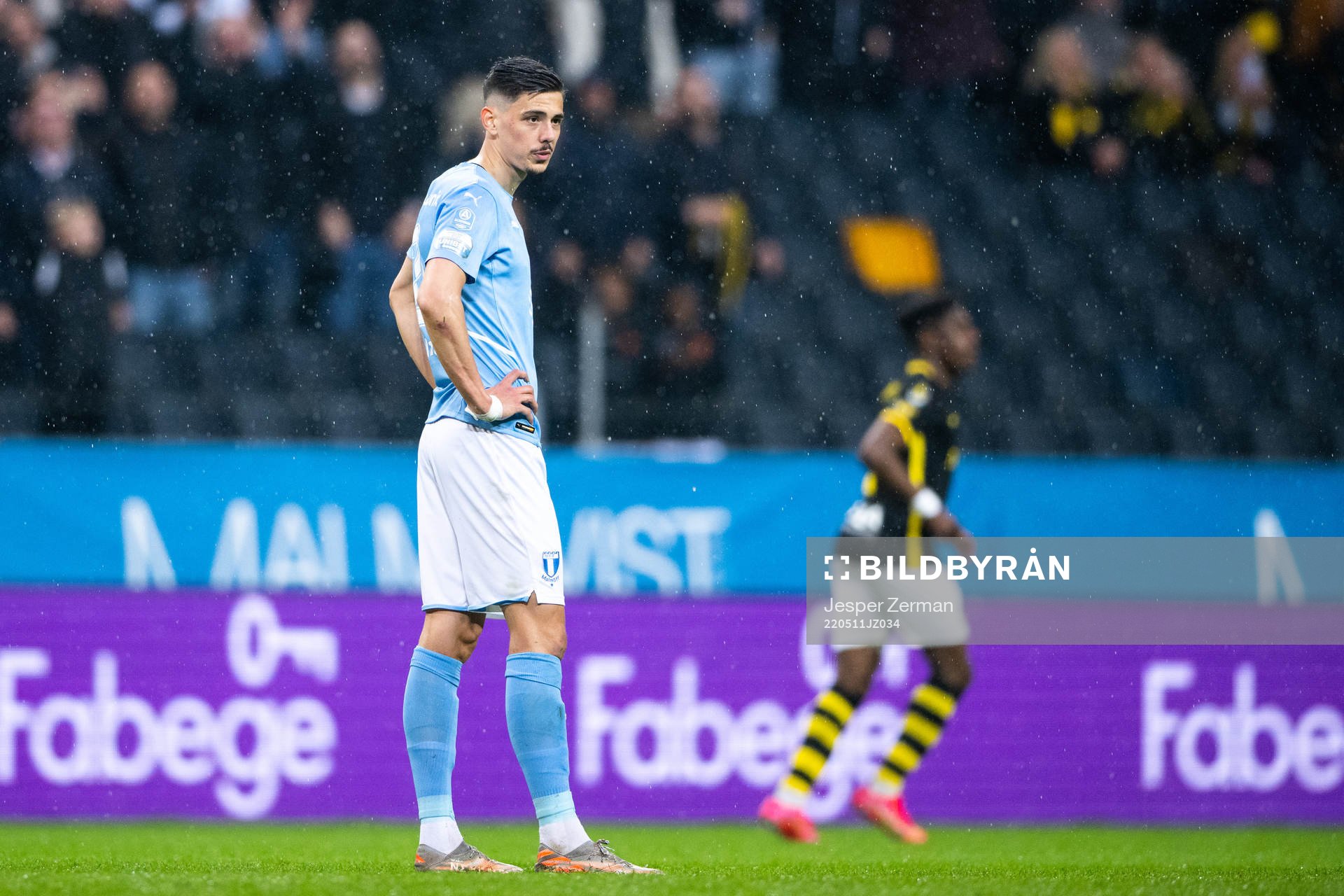 Malmö FFs Dennis Hadzikadunic deppar