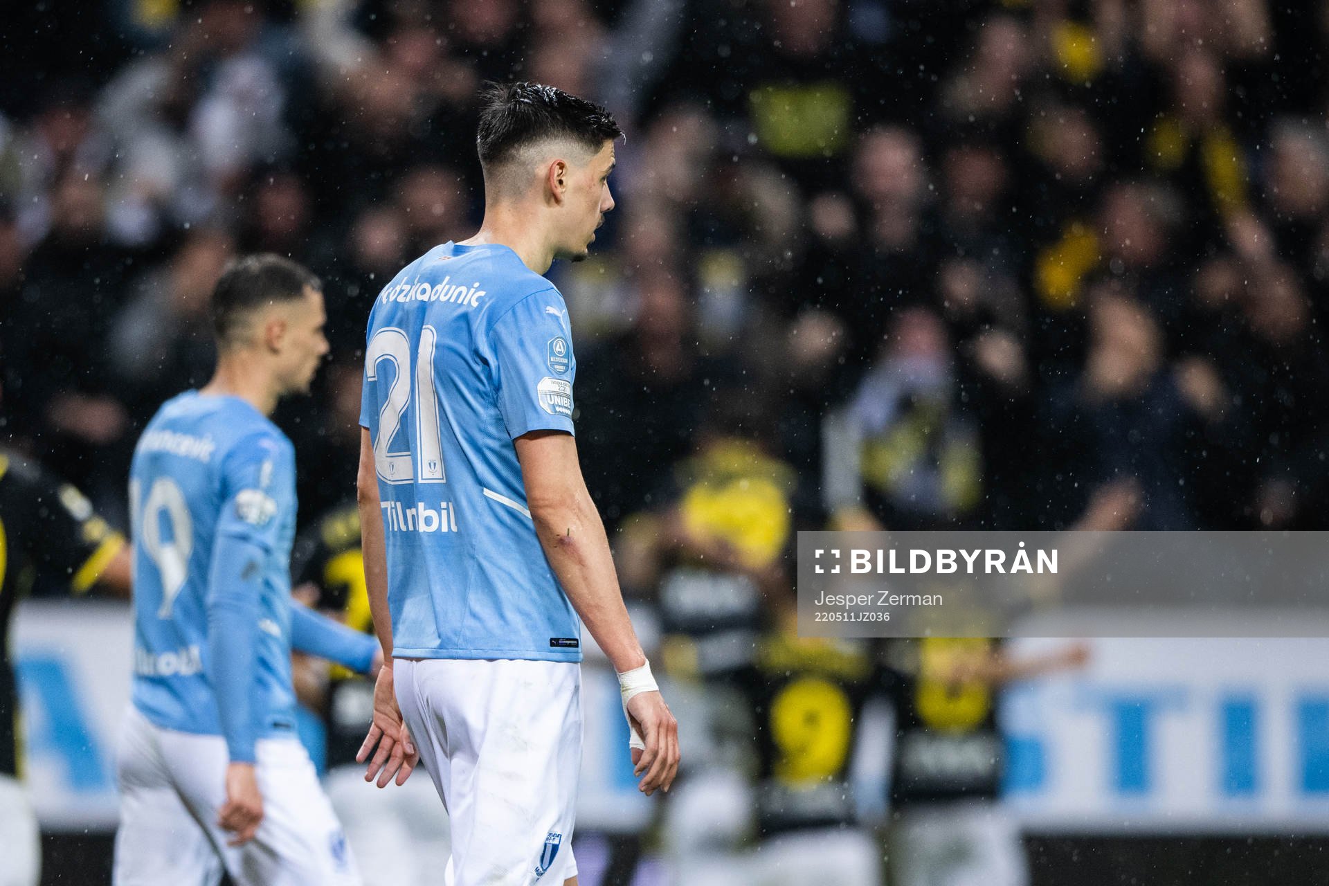 Malmö FFs Dennis Hadzikadunic deppar