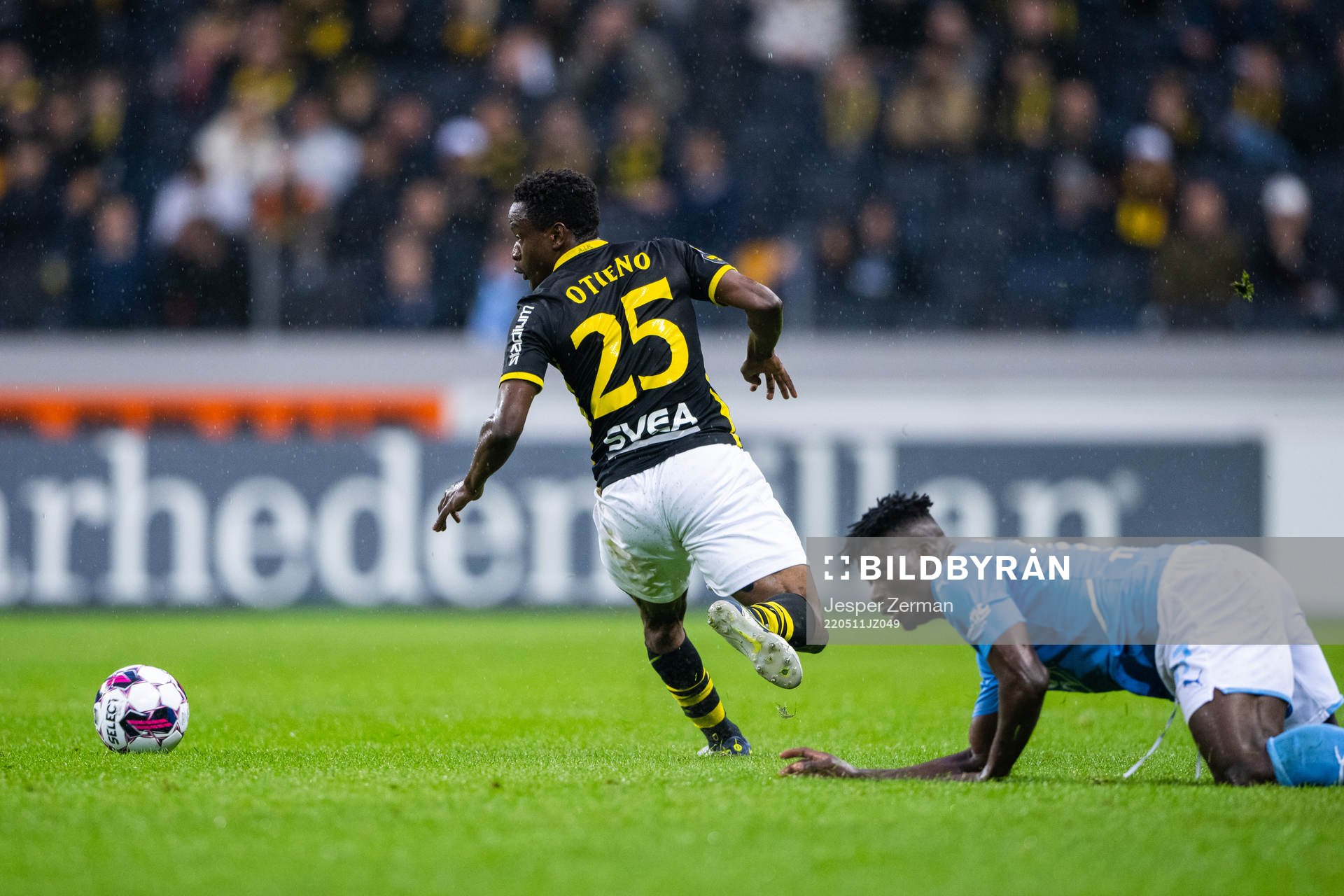 s Erick Otieno Ouma och Malmö FFs Malik Abubakari