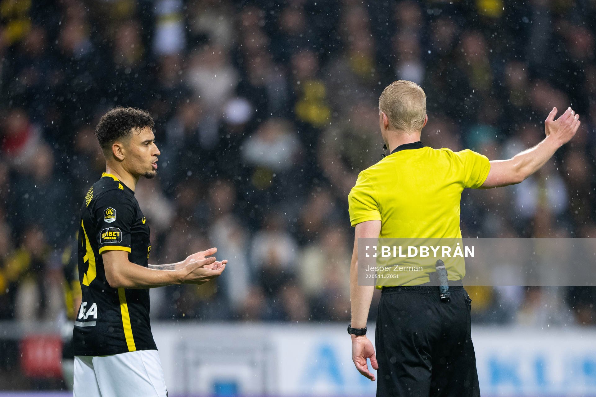 s Jordan Larsson och domare Adam Ladebäck