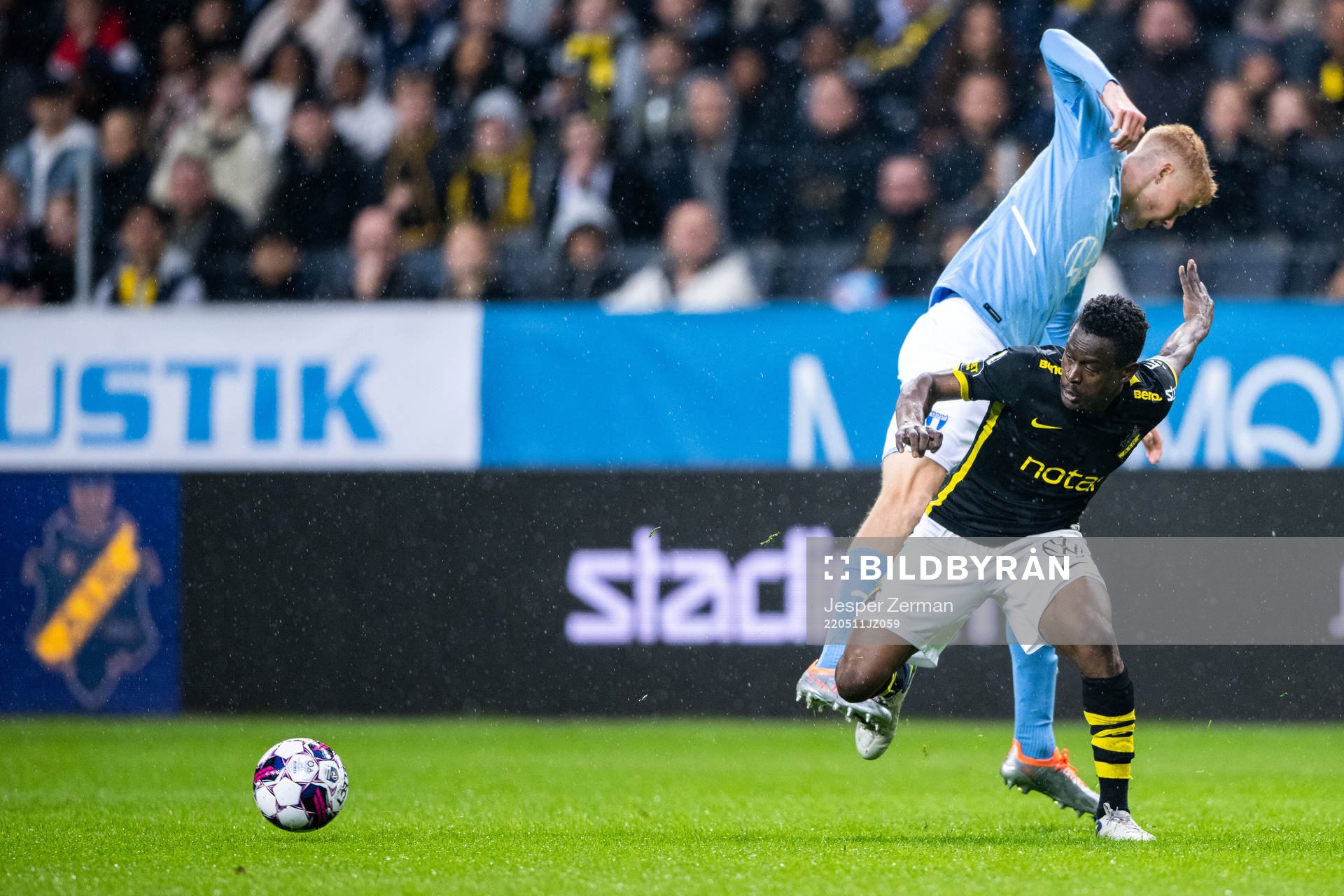 s Erick Otieno Ouma och Malmö FFs Hugo Larsson