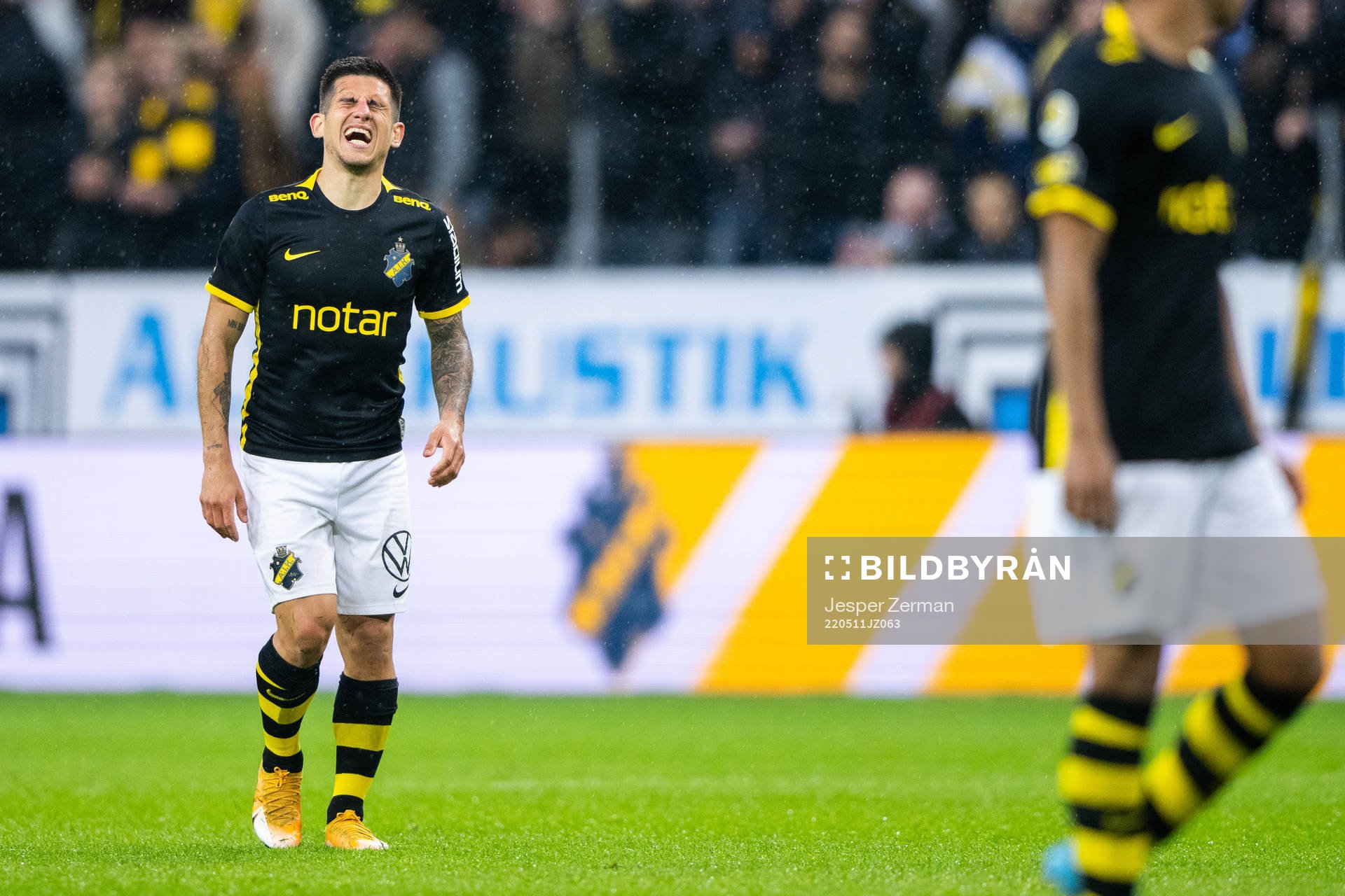 AIK:s Nicolas Stefanelli har ont under fotbollsmatchen i Allsvenskan mellan AIK och Malmö FF den 11 maj 2022 i Stockholm. 