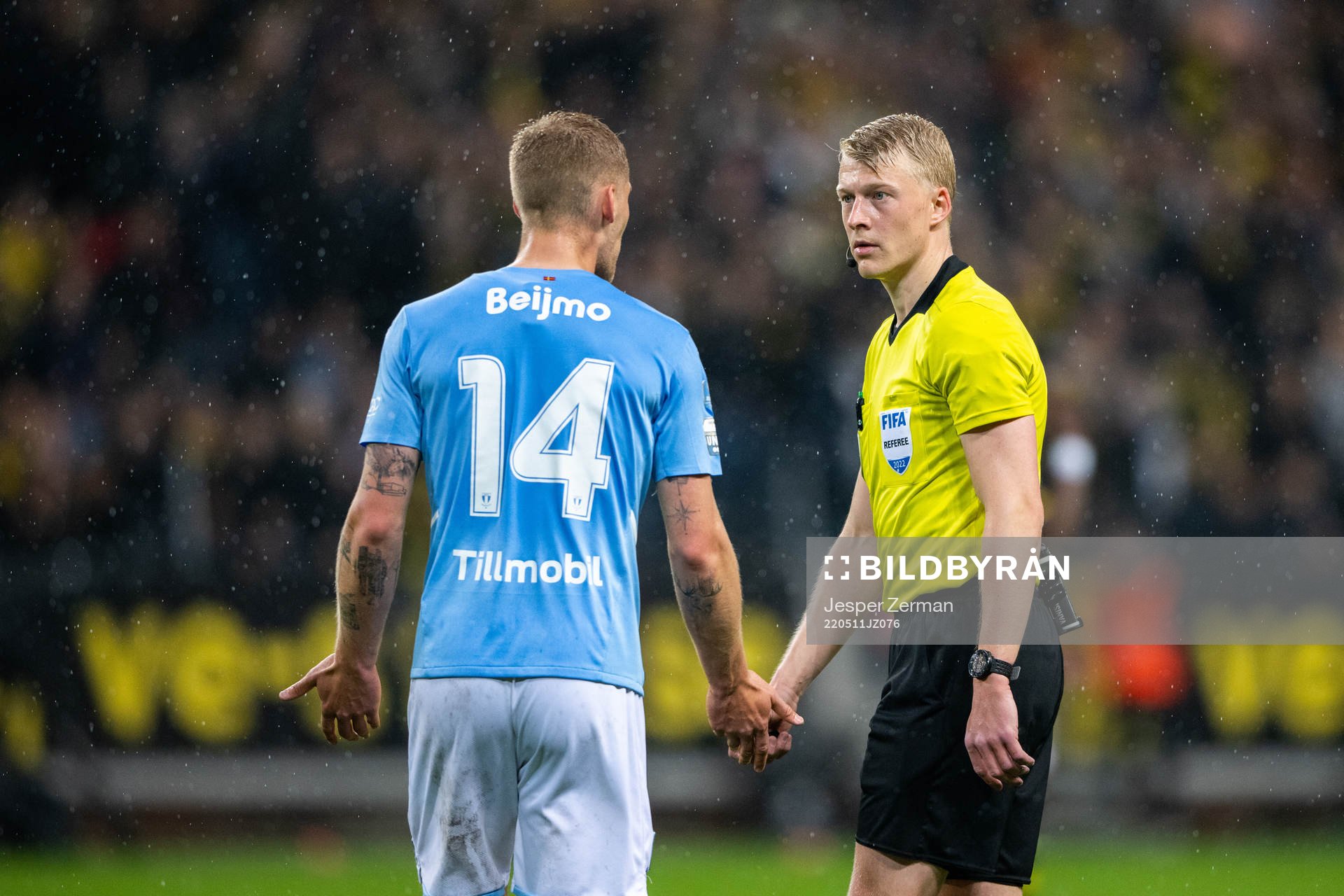 Malmö FFs Felix Beijmo och domare Adam Ladebäck