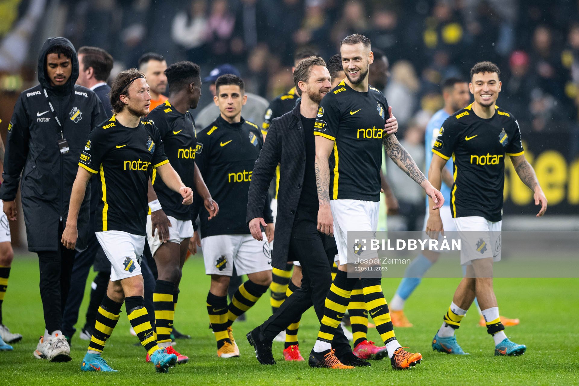 s tränare Bartosz Grzelak och Alexander Milosevic jublar