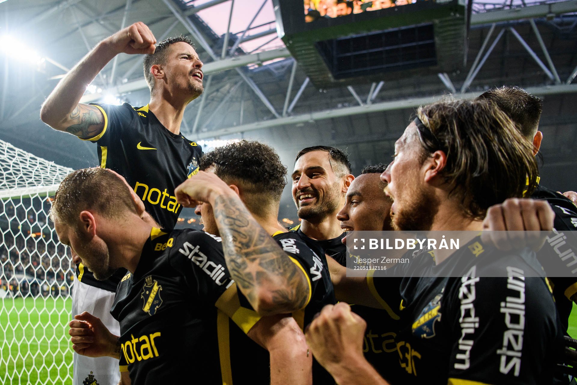 s Mikael Lustig jublar