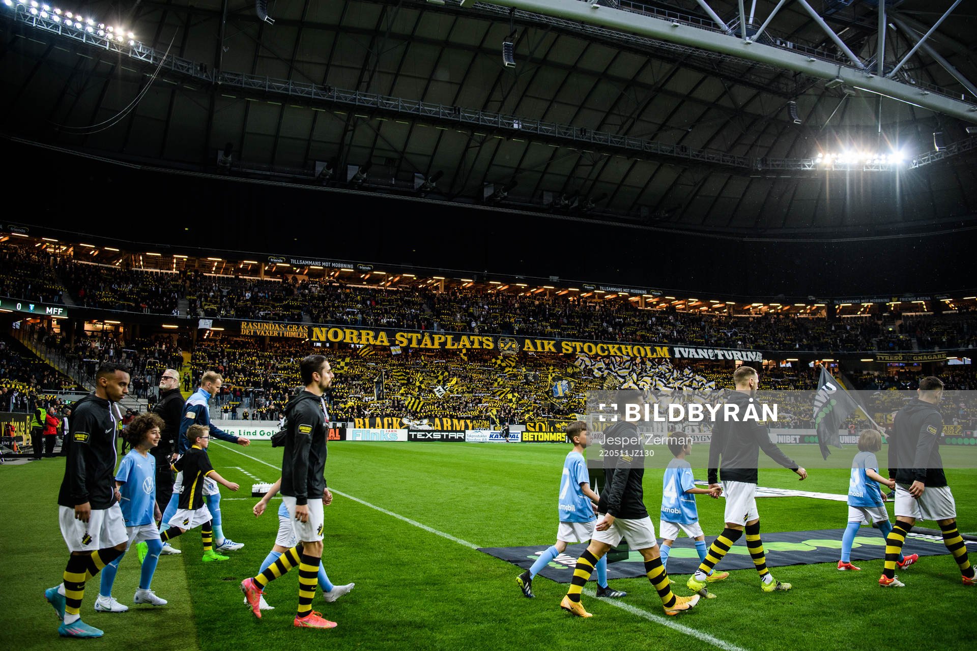 s och Malmö FFs spelare gör entré