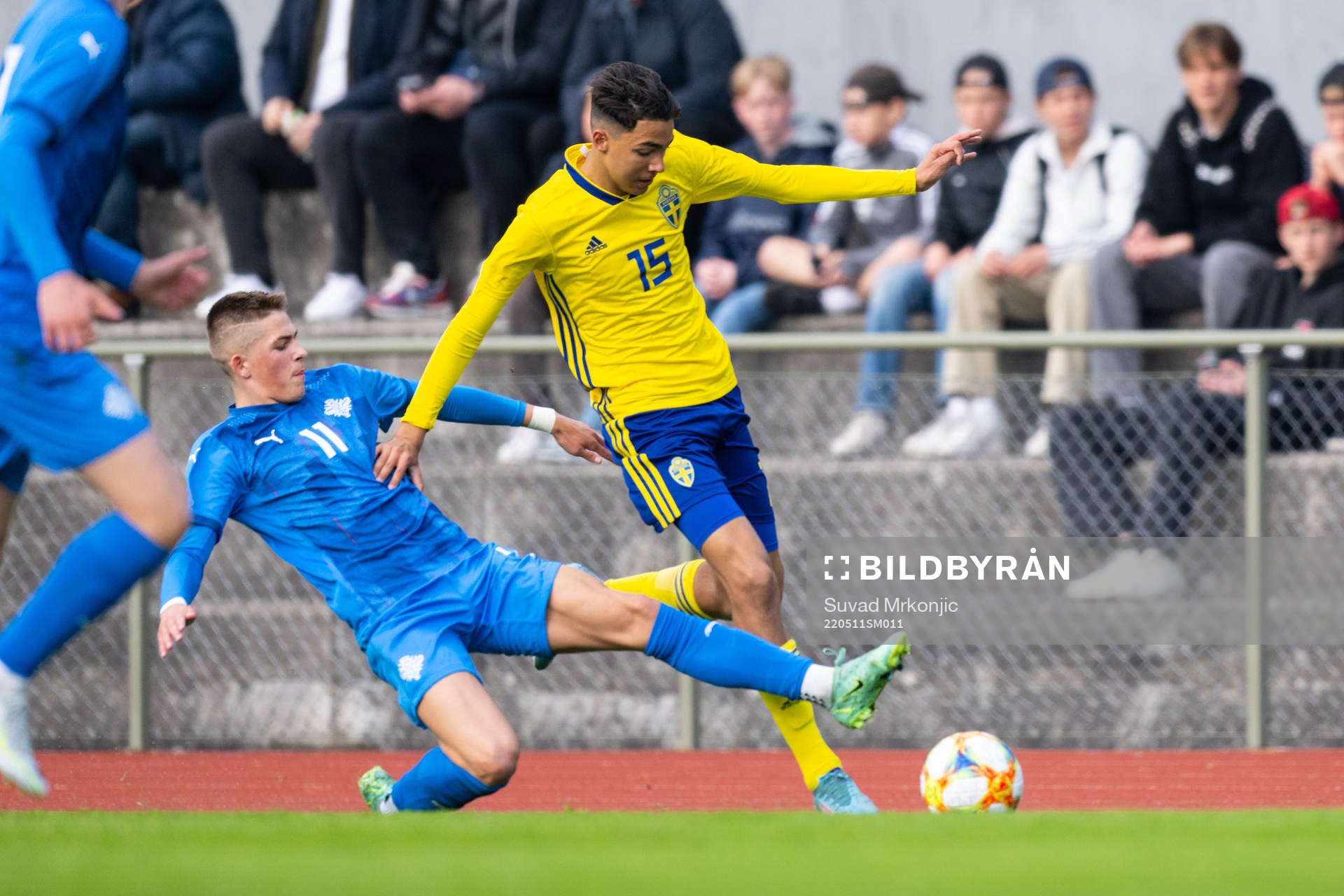 Islands Ageir Galdur Gudmundsson och Sveriges Jimi Dos Reis Nikko under fotbollsmatchen i P16 UEFA Development Tournament mellan Sverige och Island den 11 maj 2022 i Karlskrona.
