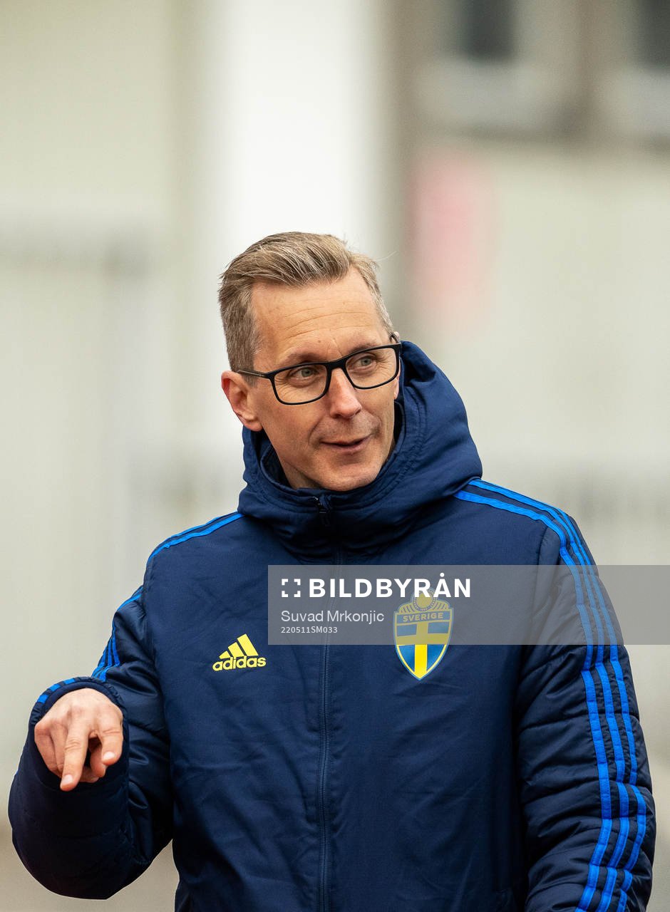 Sveriges förbundskapten Christofer Augustsson under fotbollsmatchen i P16 UEFA Development Tournament mellan Sverige och Island den 11 maj 2022 i Karlskrona.
