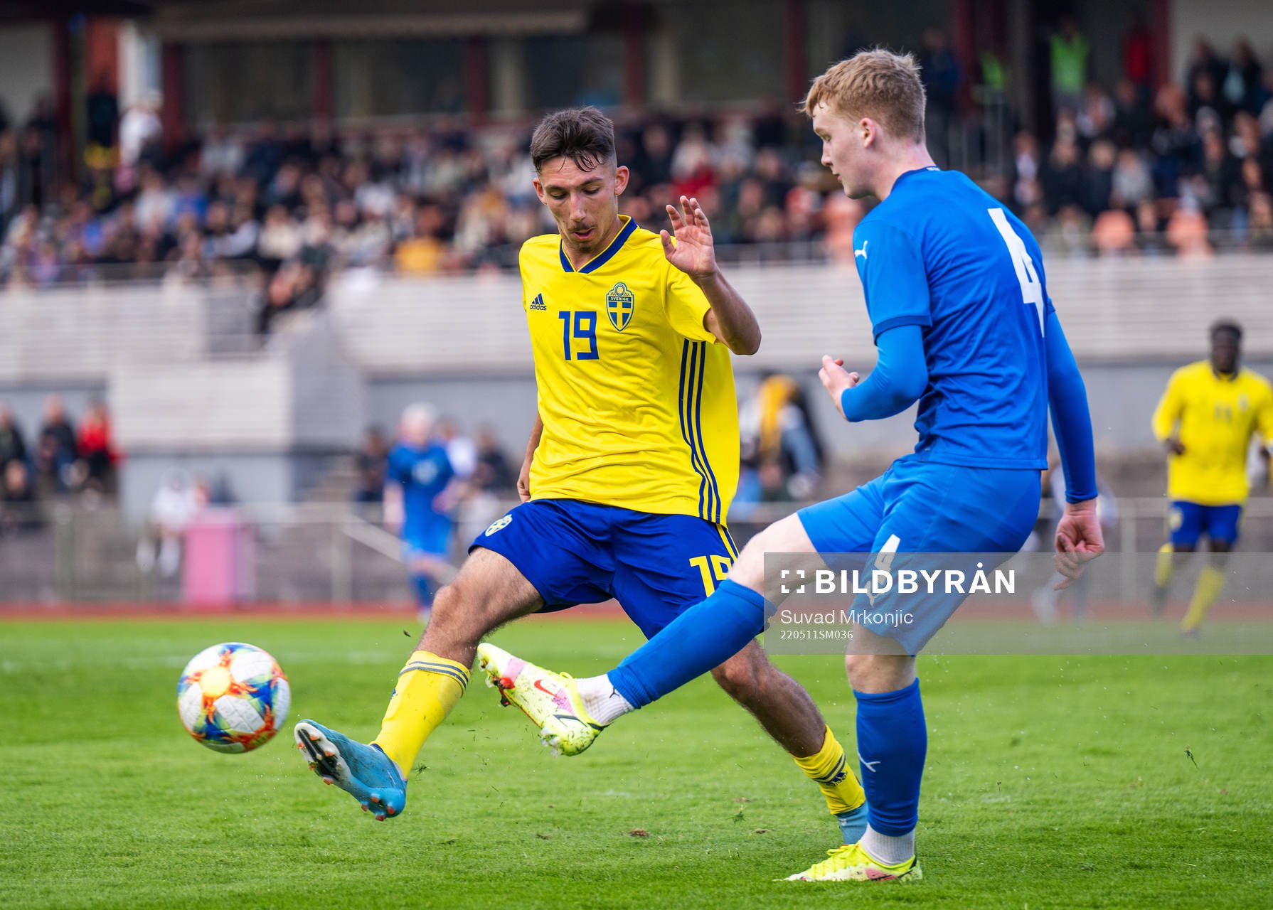 Sveriges Alexandru Ghita och Islands Porri Stefan Thorbjörnsson under fotbollsmatchen i P16 UEFA Development Tournament mellan Sverige och Island den 11 maj 2022 i Karlskrona.