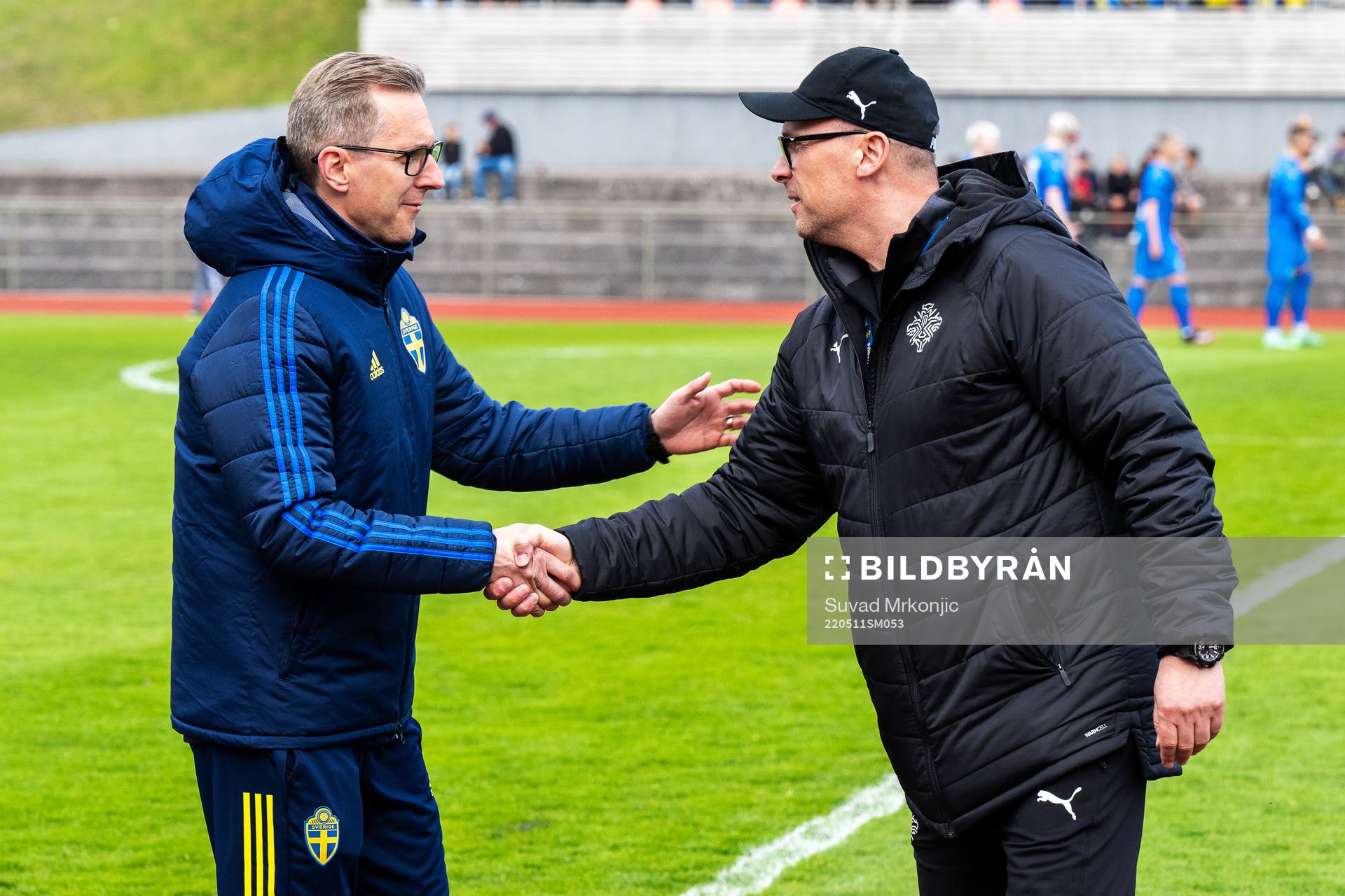 Sveriges förbundskapten Christofer Augustsson och Islands förbundskapten Jörundur Áki Sveinsson under fotbollsmatchen i P16 UEFA Development Tournament mellan Sverige och Island den 11 maj 2022 i Karlskrona.
