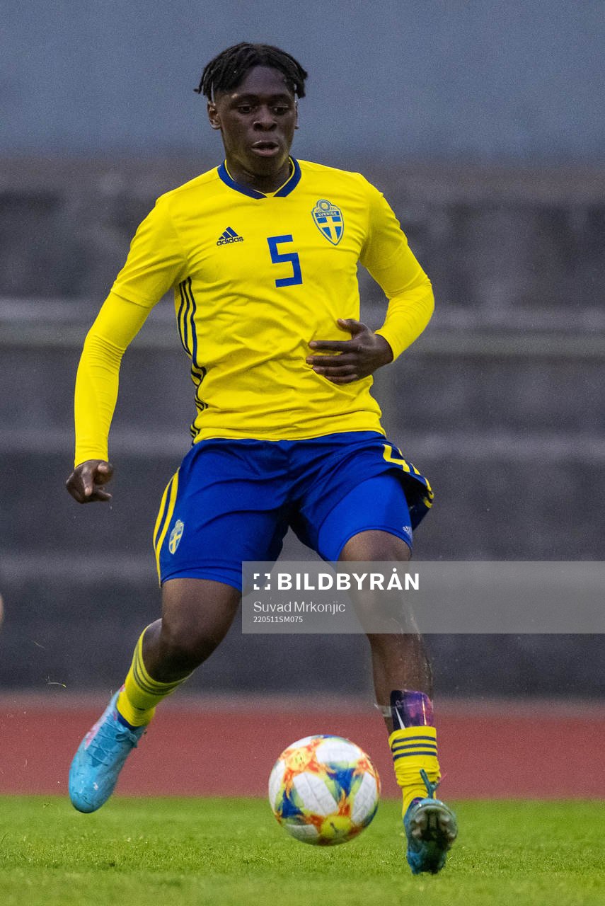 Sveriges William Rashidi under fotbollsmatchen i P16 UEFA Development Tournament mellan Sverige och Island den 11 maj 2022 i Karlskrona.